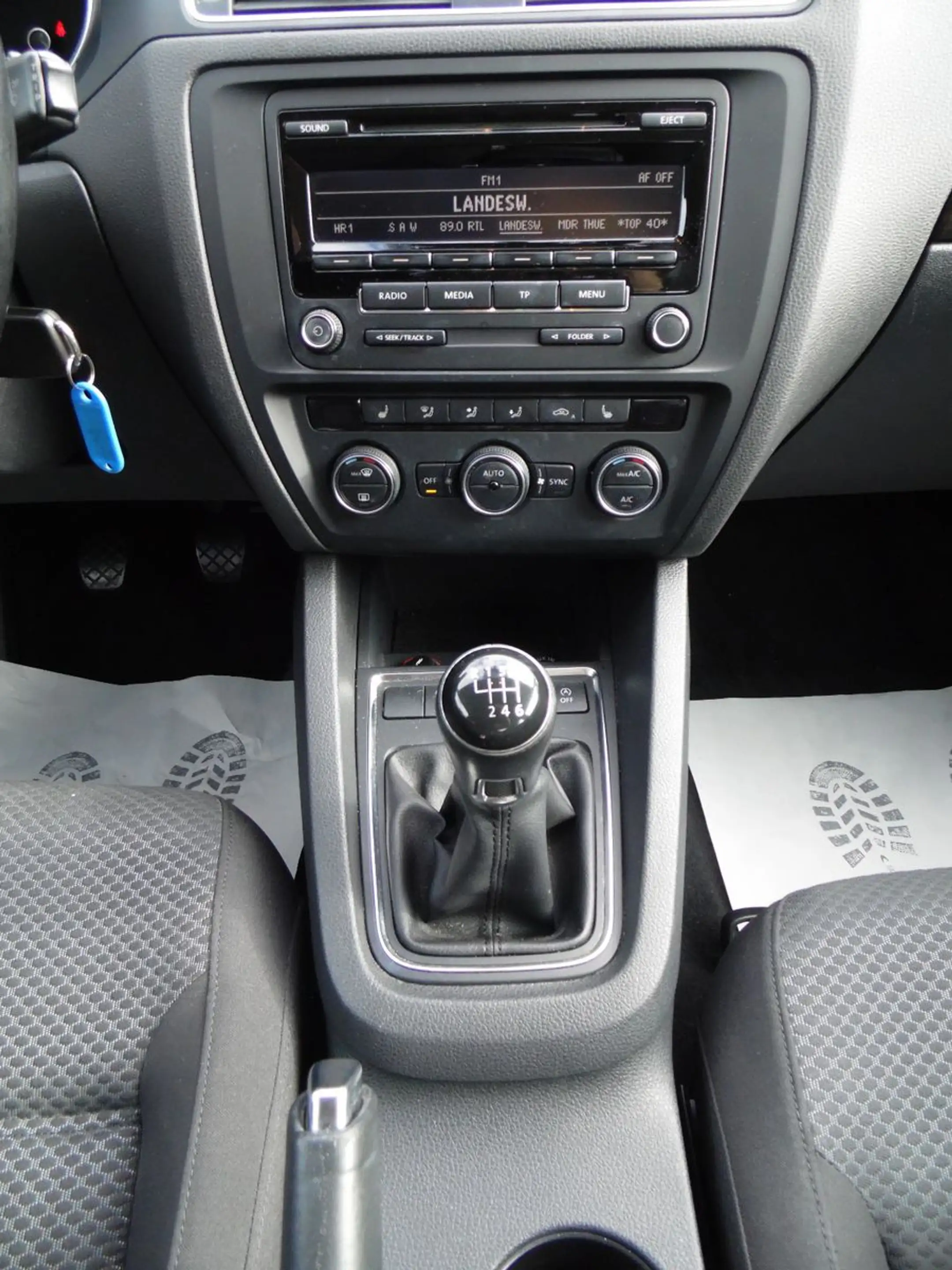 Volkswagen Jetta VI/Klima/PDC/SHZ/HU NEU! — photo 9