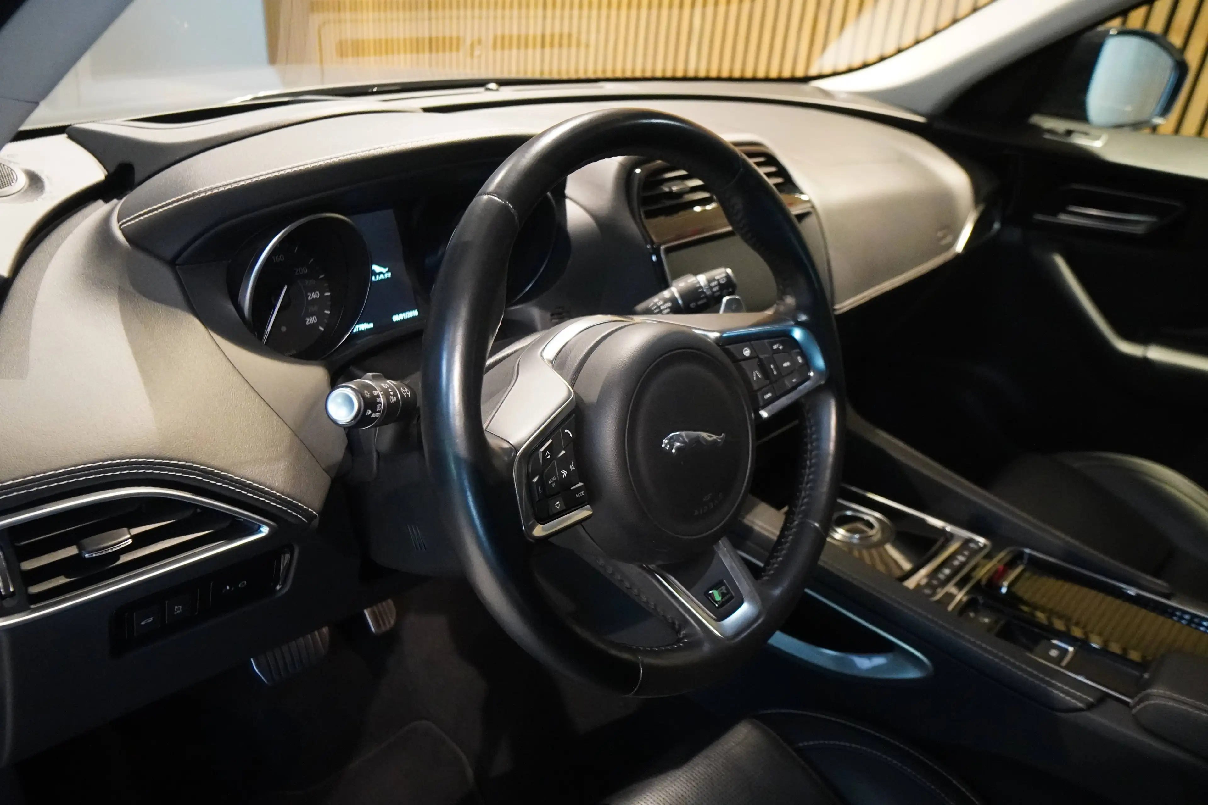 Jaguar F-Pace F-PACE R-Sport AWD 2.0-Head Up-Led.-ACC- — photo 6