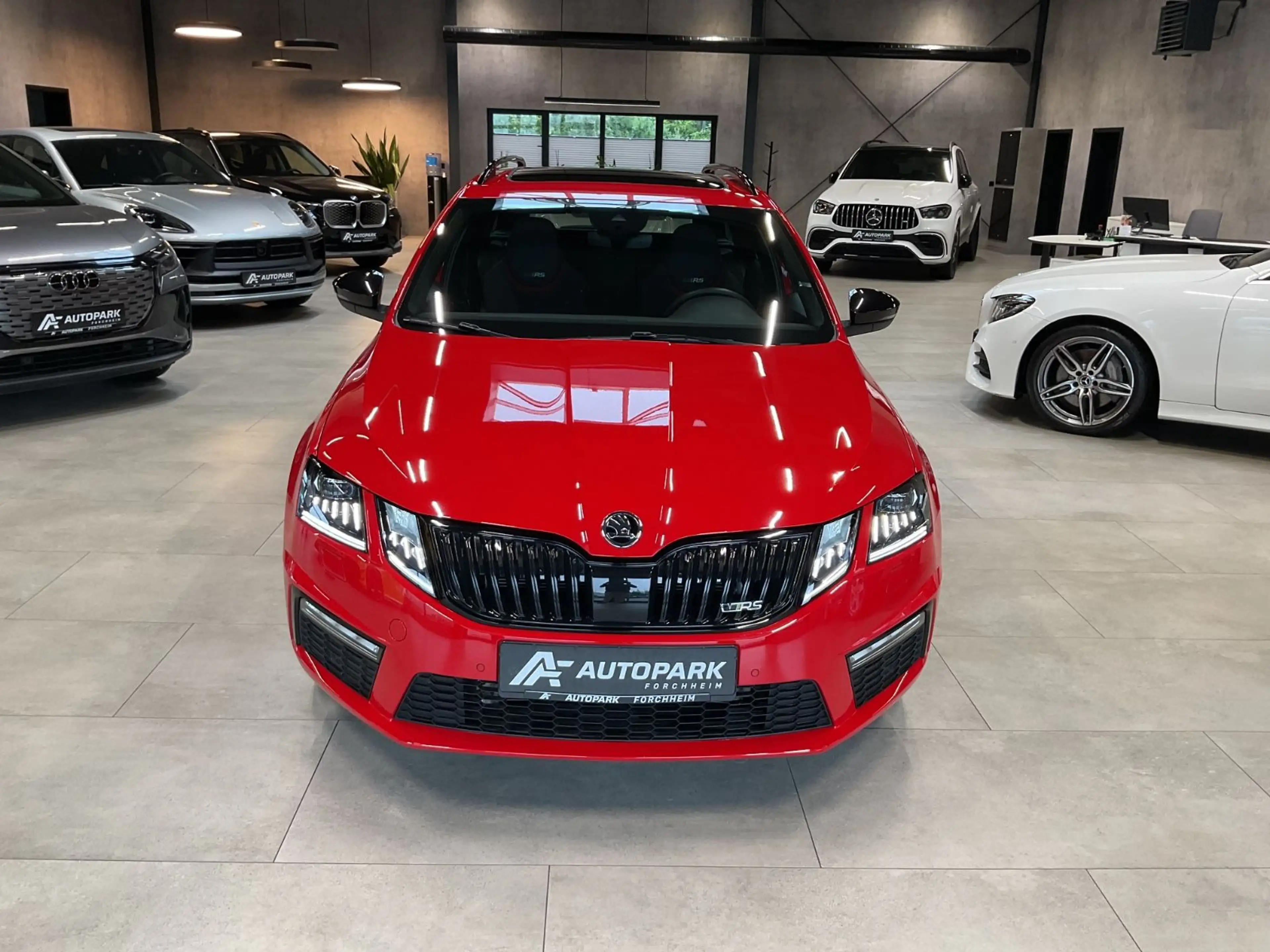 Skoda Octavia Combi RS 245 AHK DAB LED Navi+ Pano 19" — photo 2