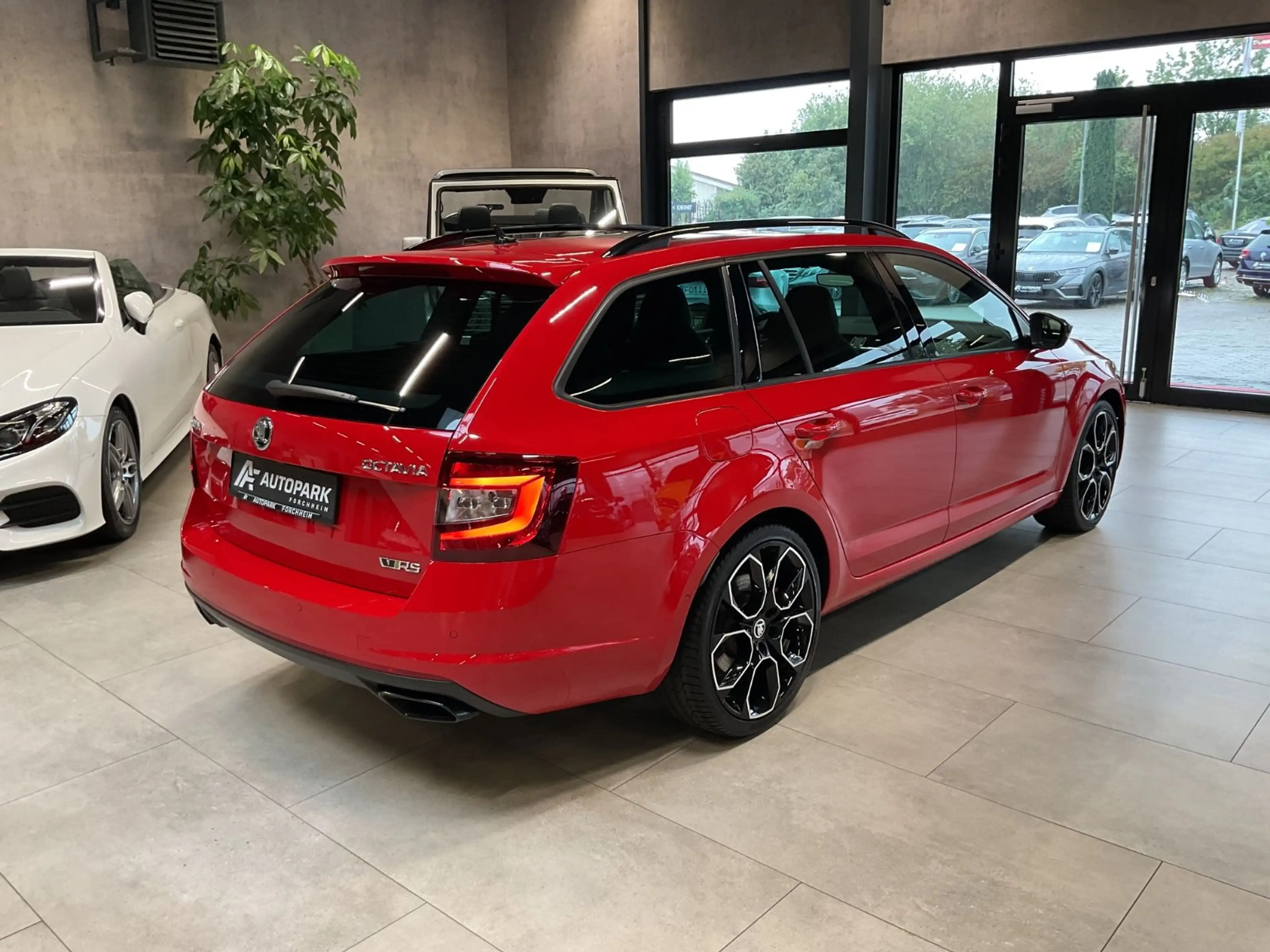 Skoda Octavia Combi RS 245 AHK DAB LED Navi+ Pano 19" — photo 4
