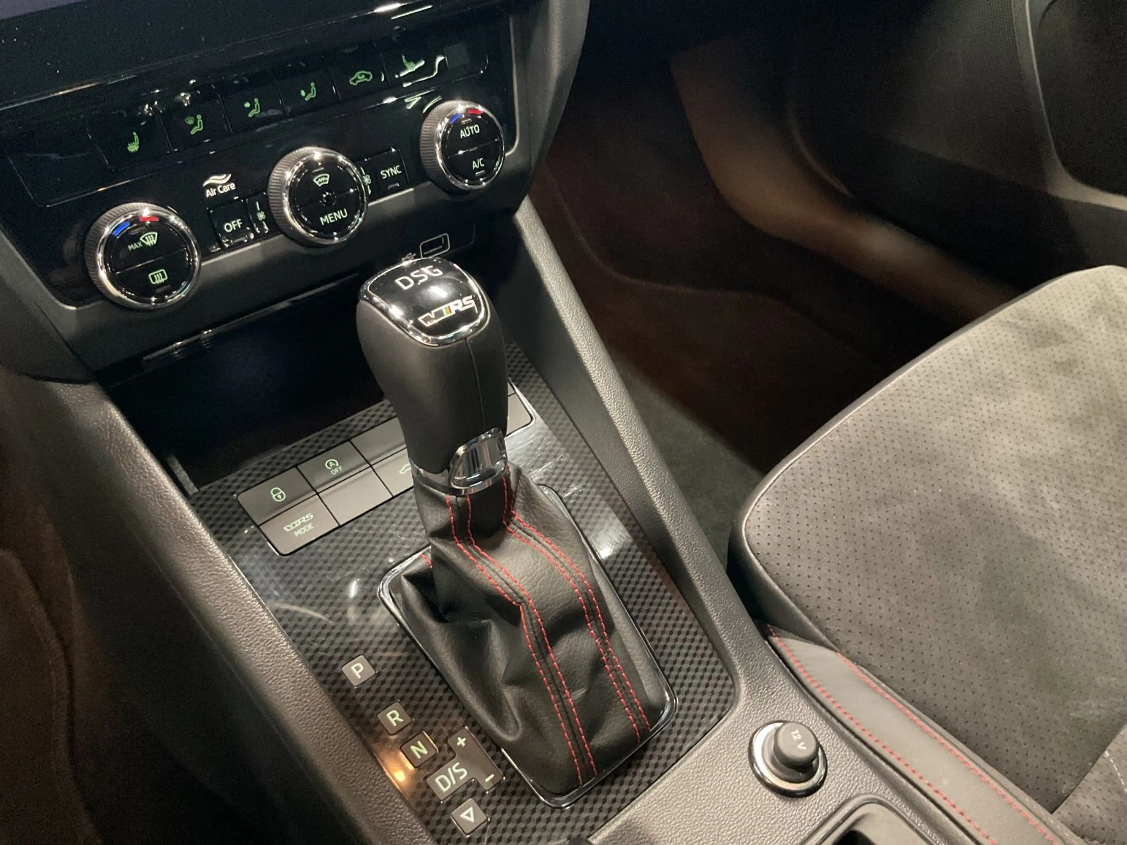 Skoda Octavia Combi RS 245 AHK DAB LED Navi+ Pano 19" — photo 11