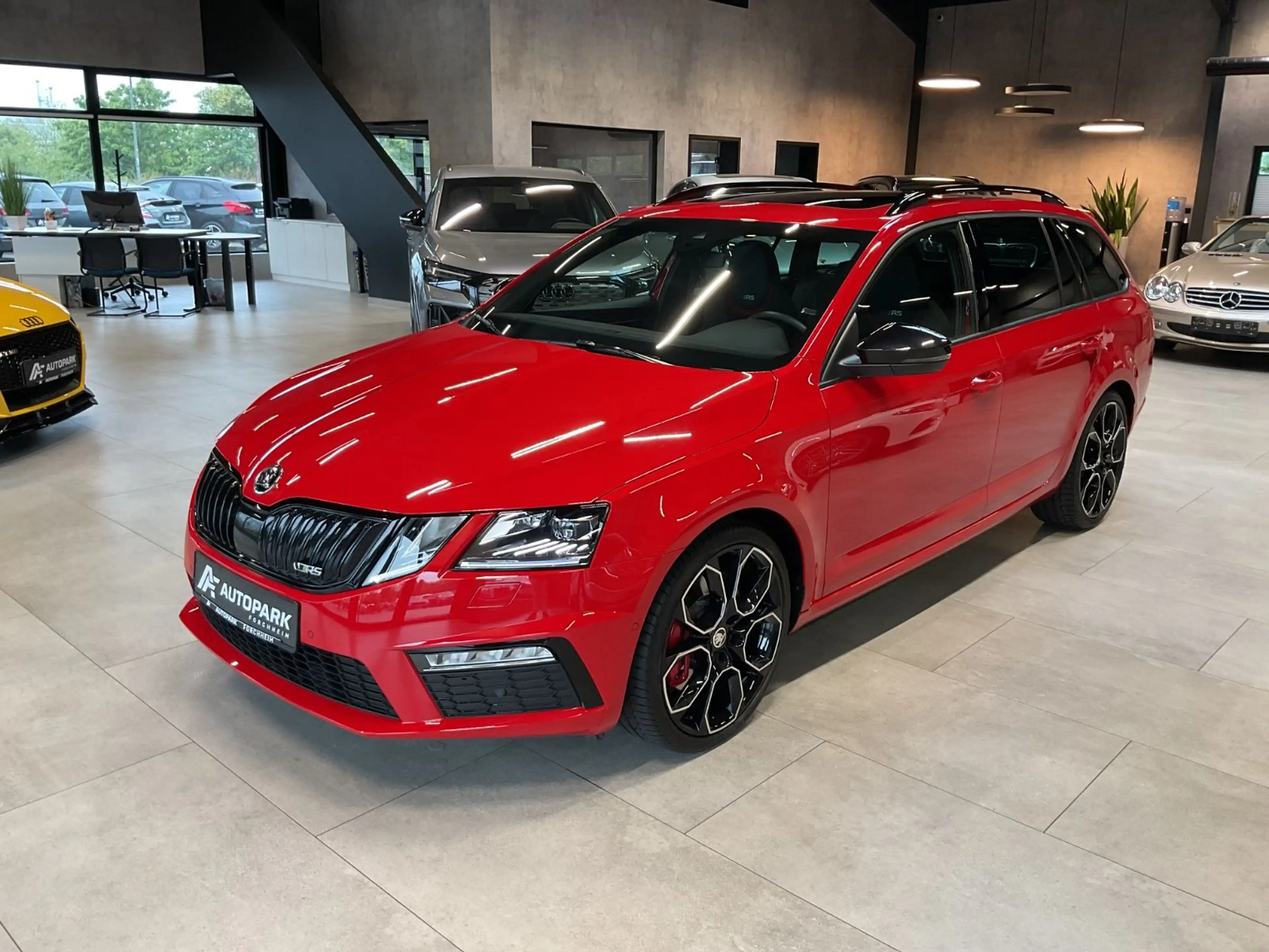 Skoda Octavia Combi RS 245 AHK DAB LED Navi+ Pano 19"