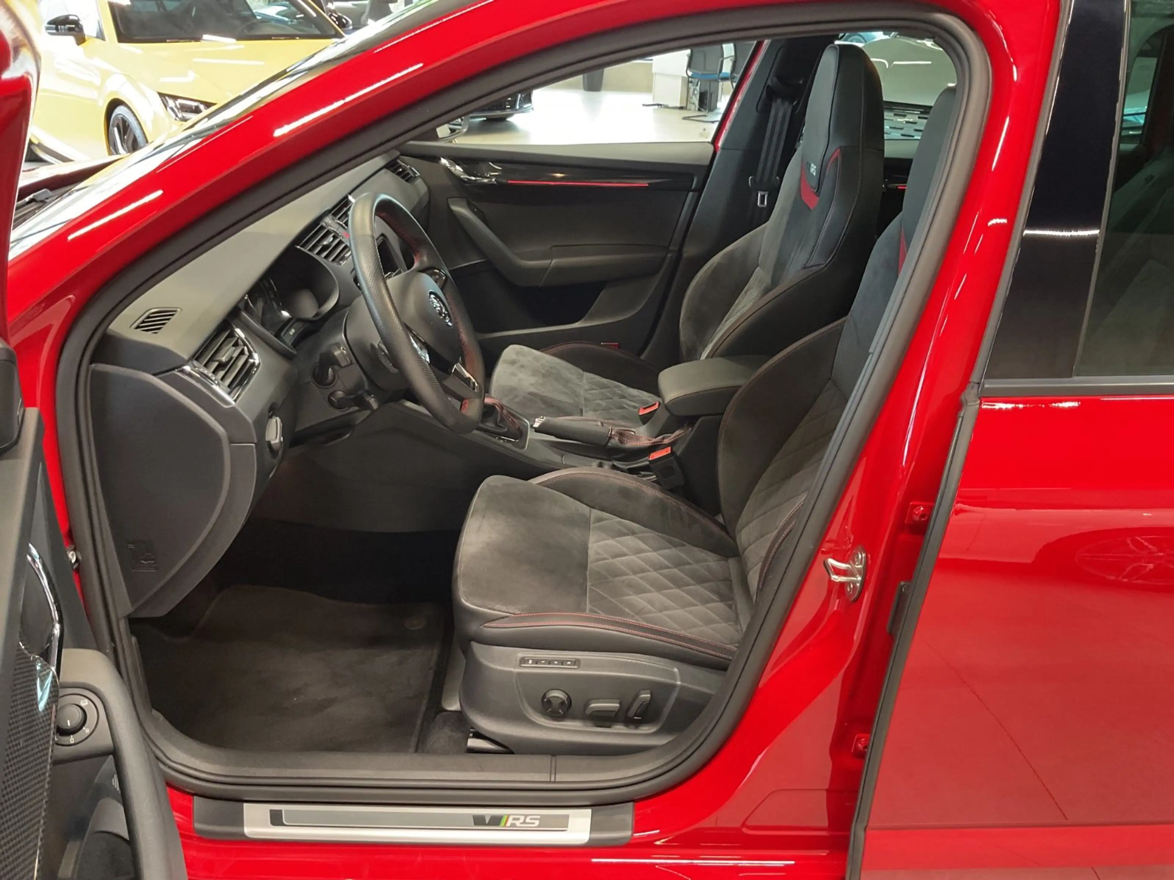 Skoda Octavia Combi RS 245 AHK DAB LED Navi+ Pano 19" — photo 6