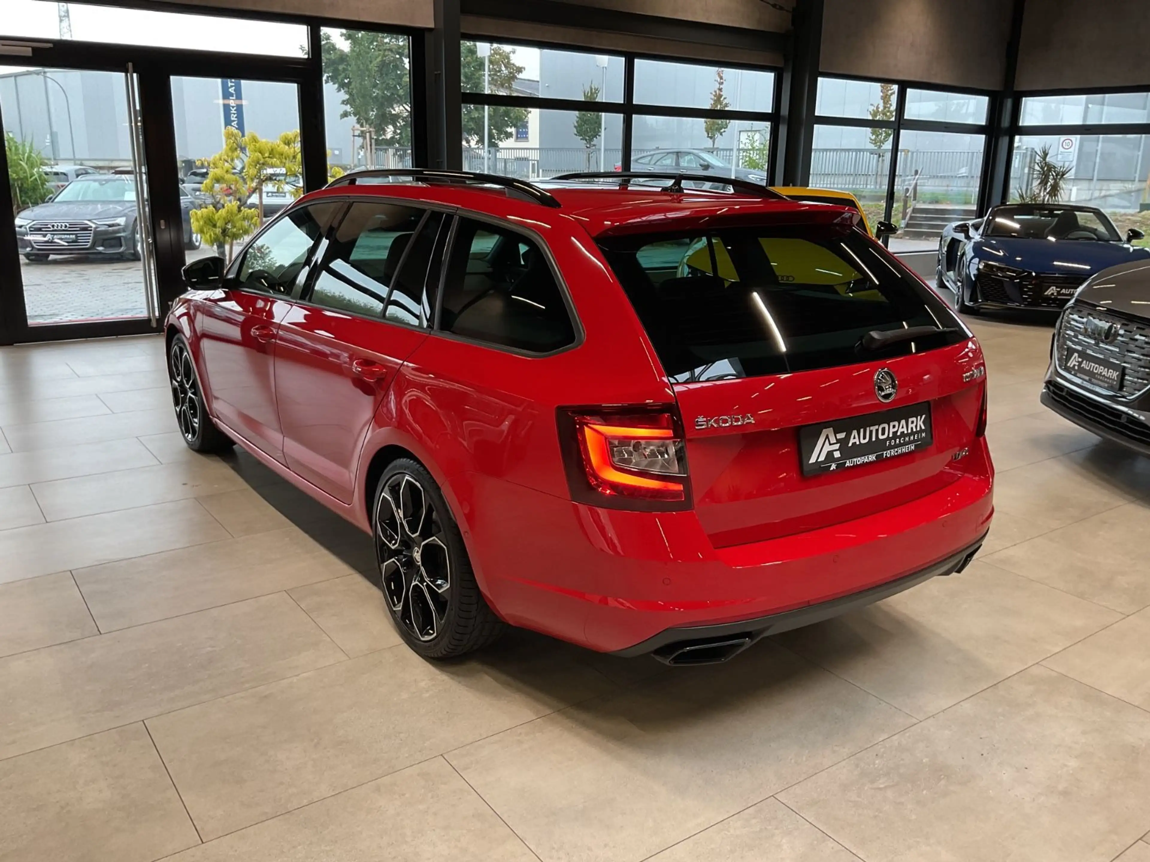 Skoda Octavia Combi RS 245 AHK DAB LED Navi+ Pano 19" — photo 5