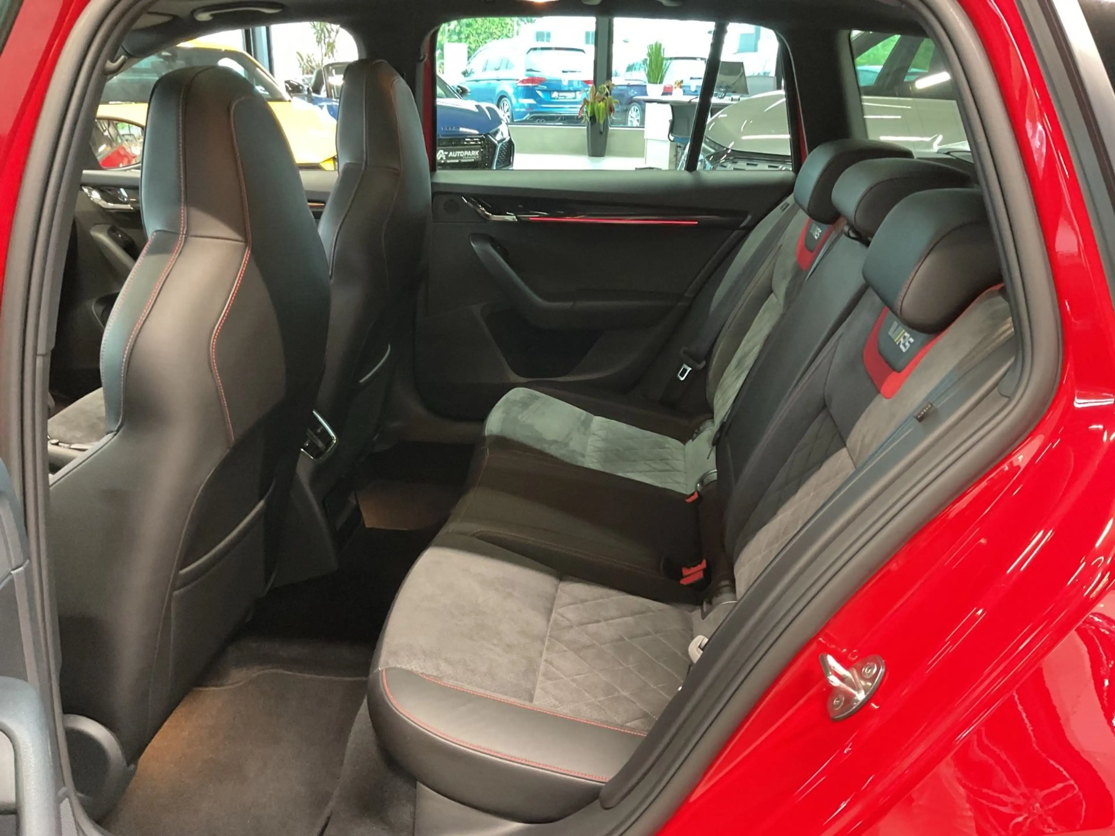 Skoda Octavia Combi RS 245 AHK DAB LED Navi+ Pano 19" — photo 13
