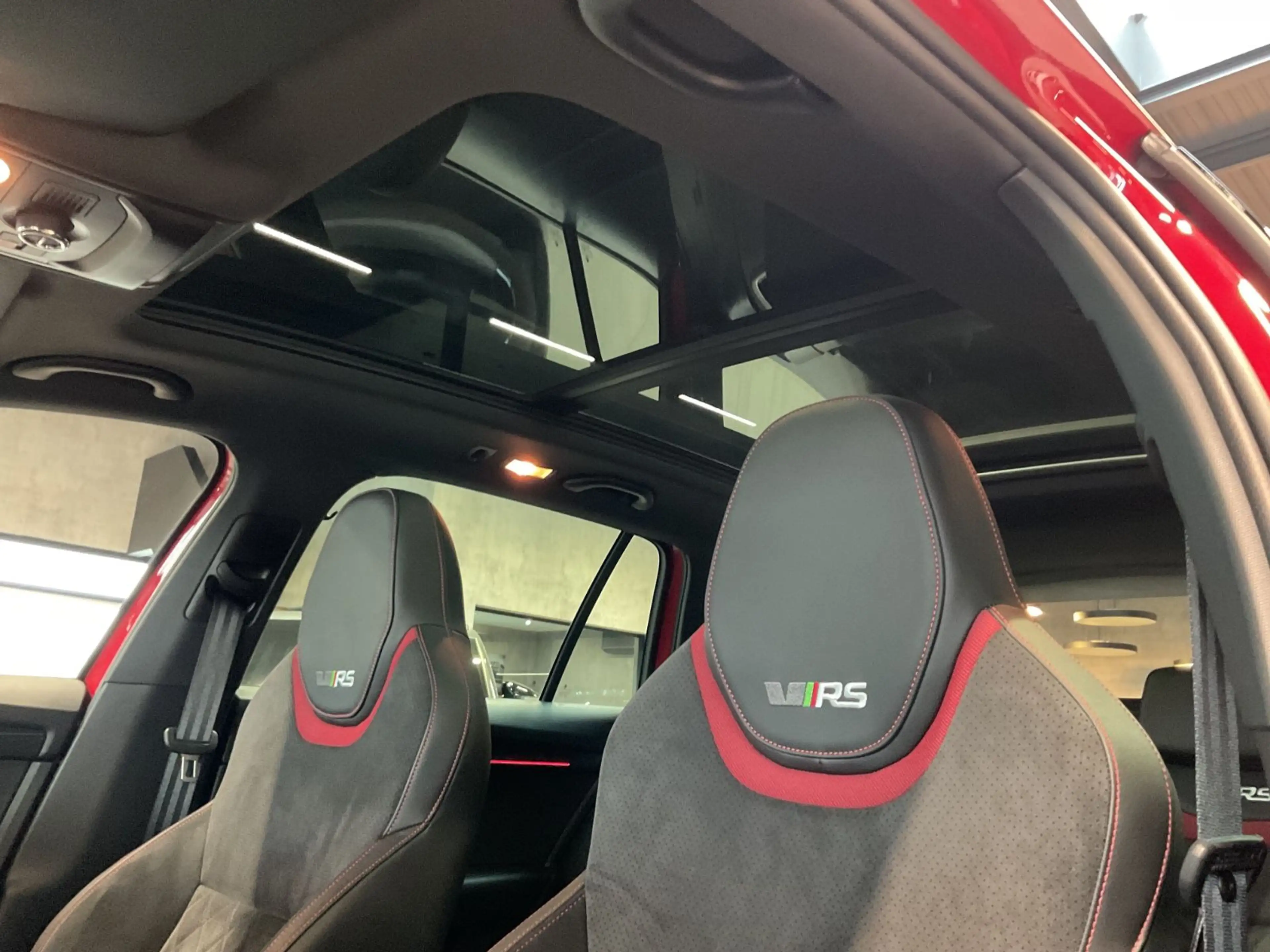 Skoda Octavia Combi RS 245 AHK DAB LED Navi+ Pano 19" — photo 7