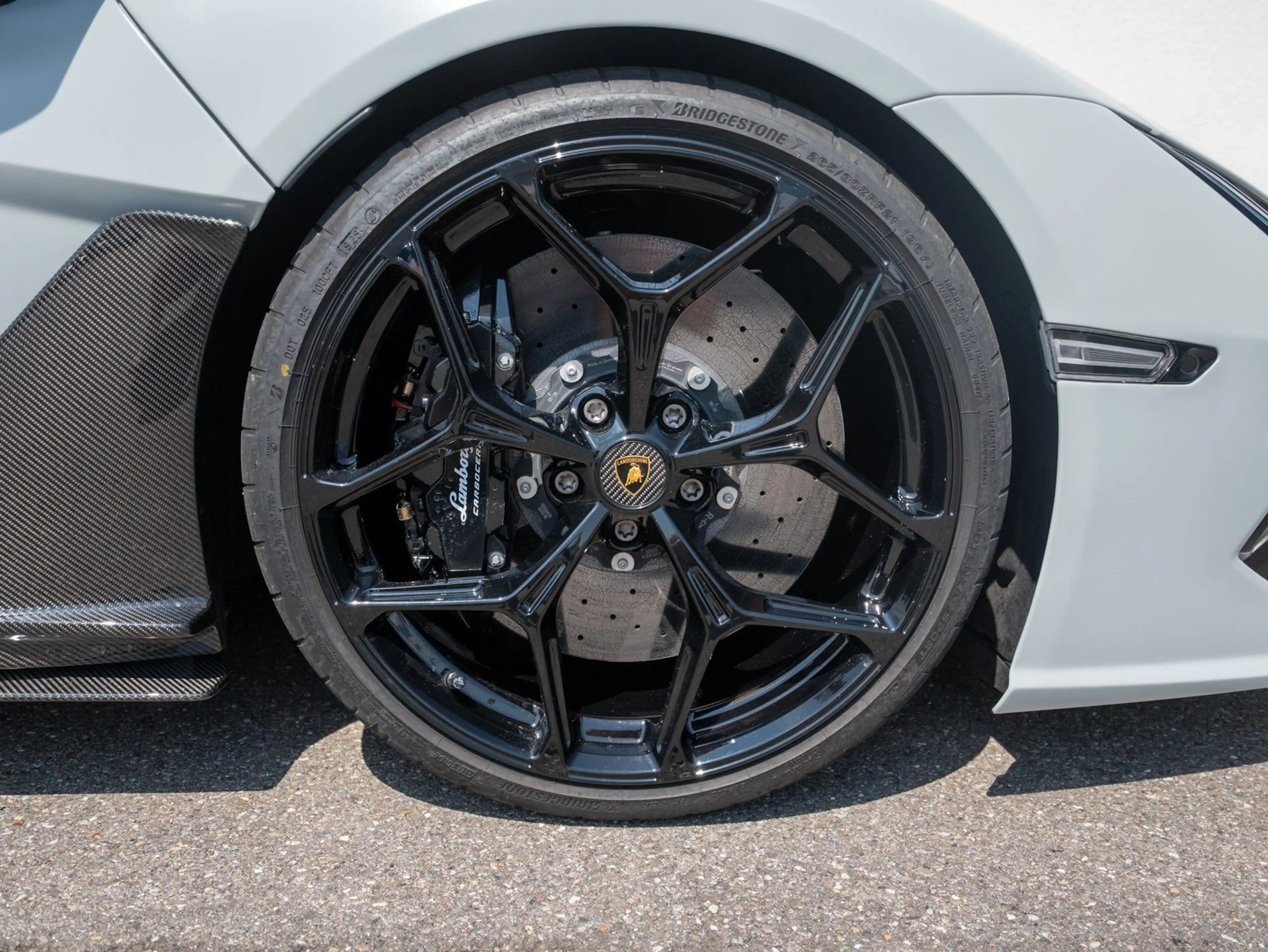 Lamborghini Revuelto V12 MY25 CARBON PASSENGER-DISPLAY FULL-ASSIST SONU — photo 12