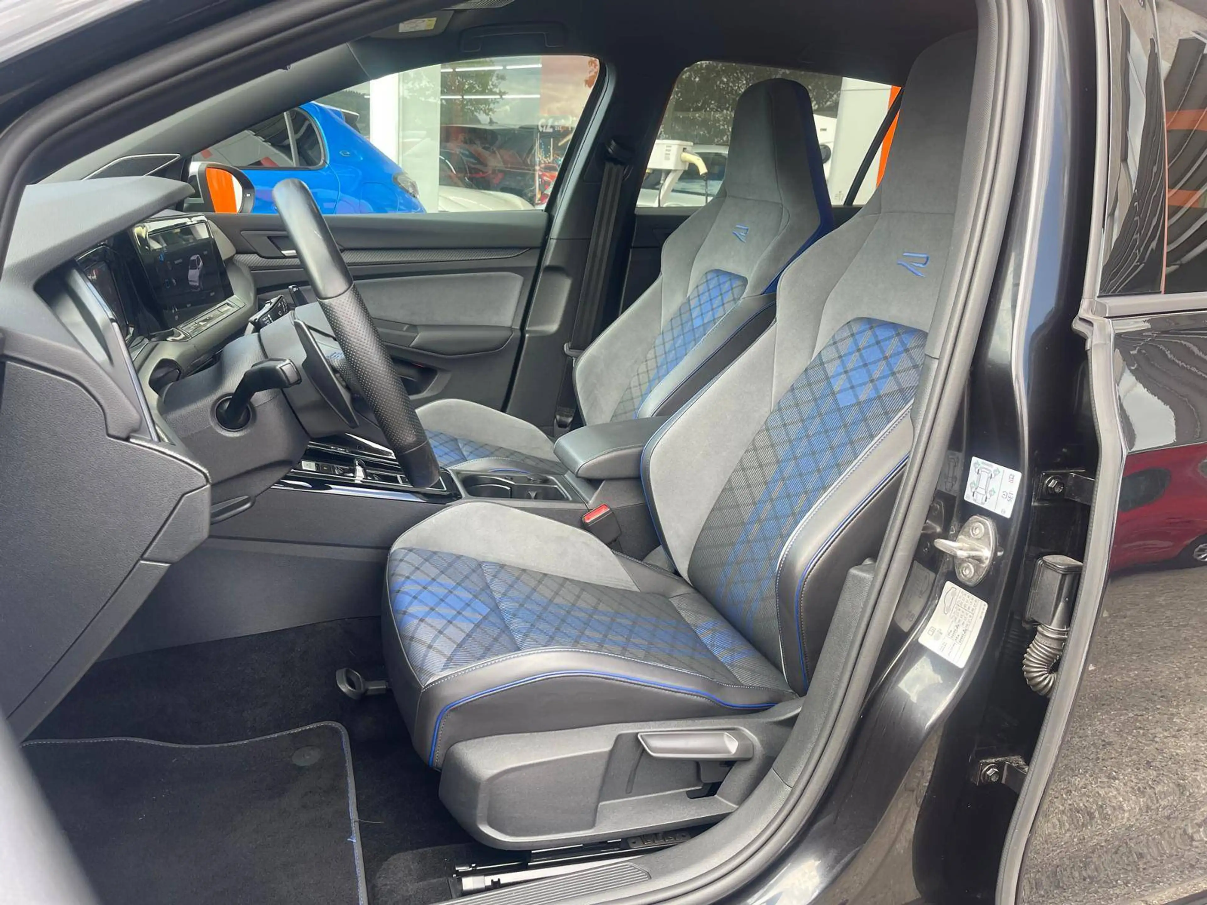 Volkswagen Golf R — photo 14