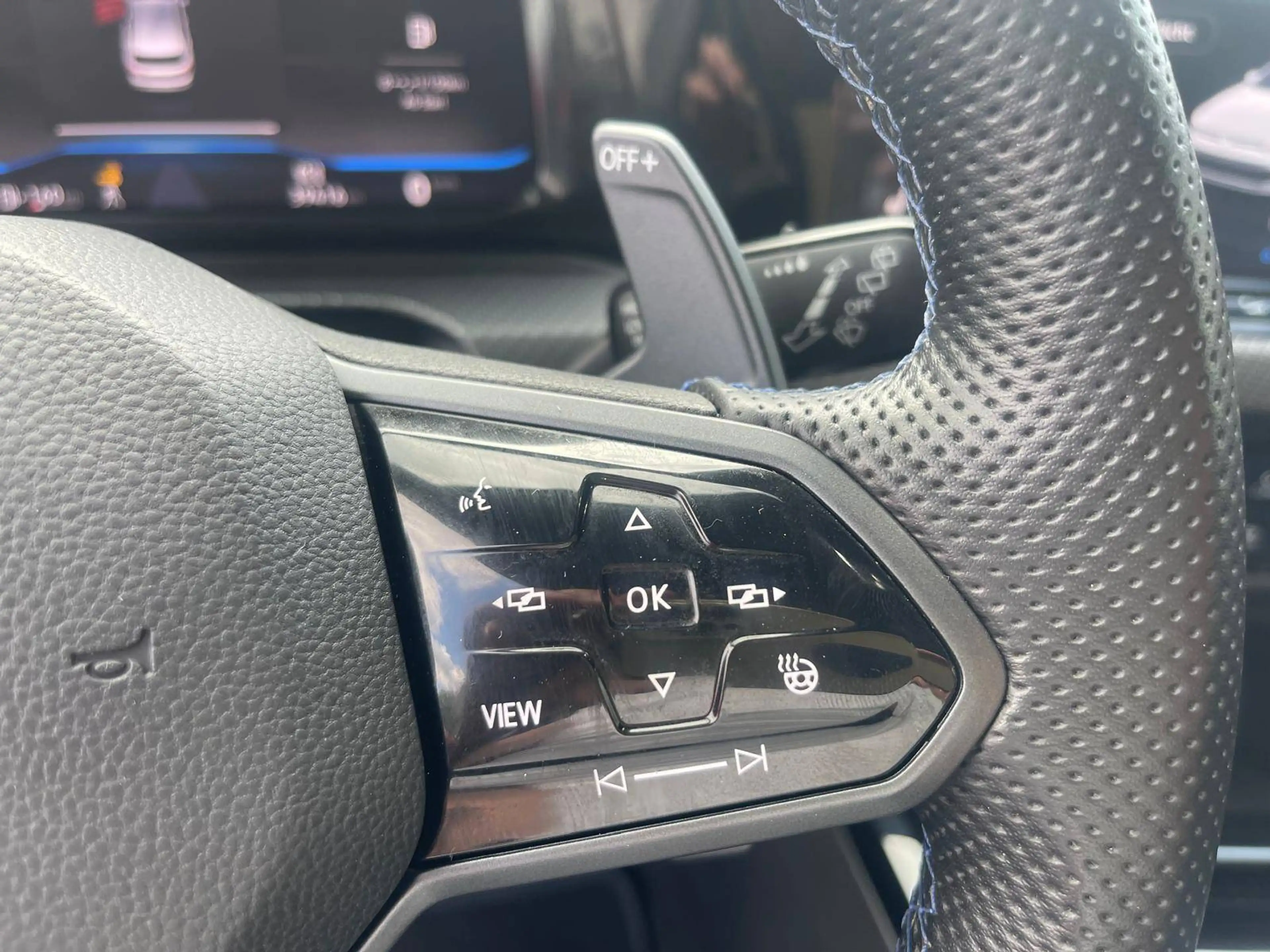 Volkswagen Golf R — photo 11