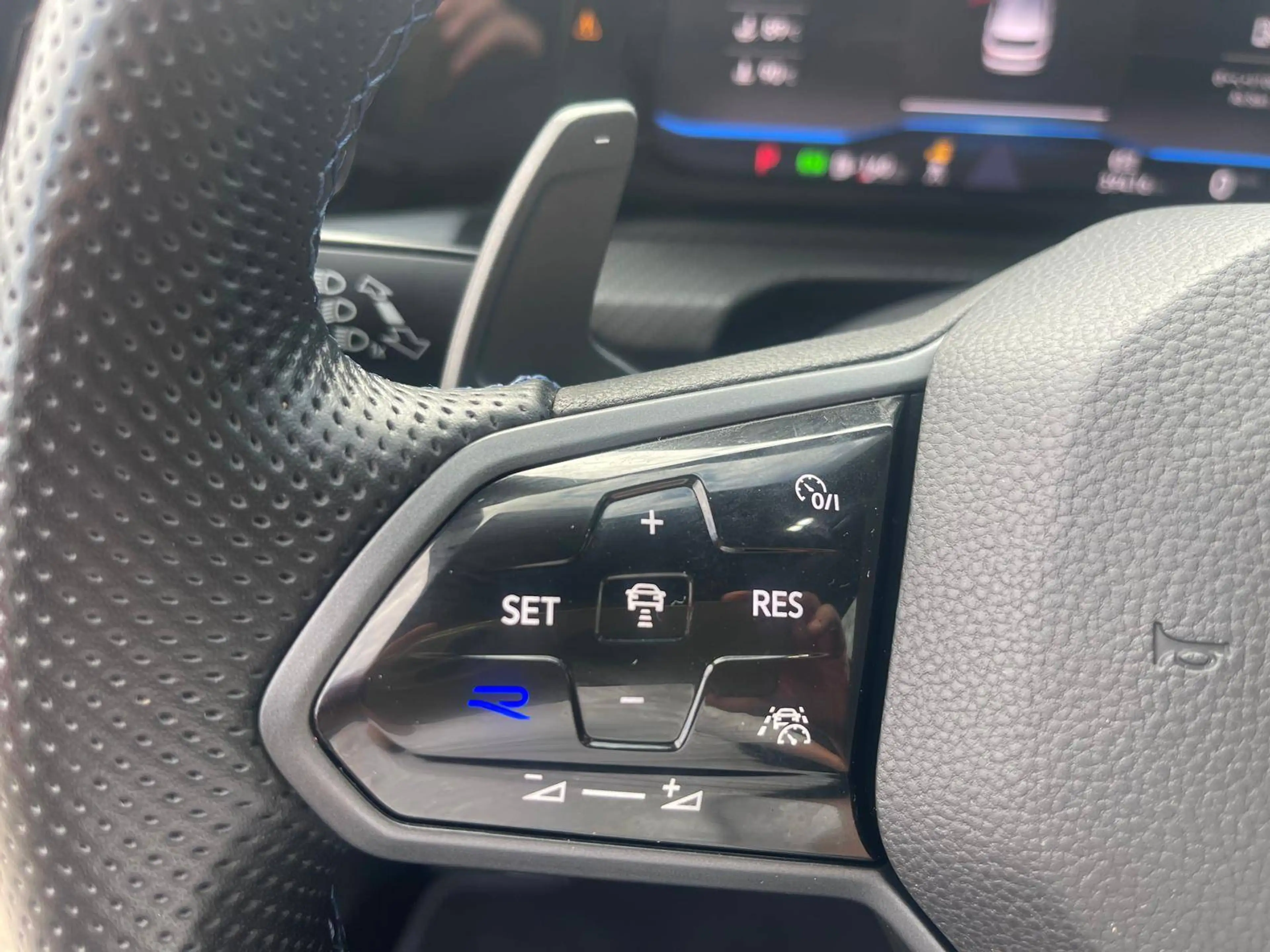 Volkswagen Golf R — photo 10