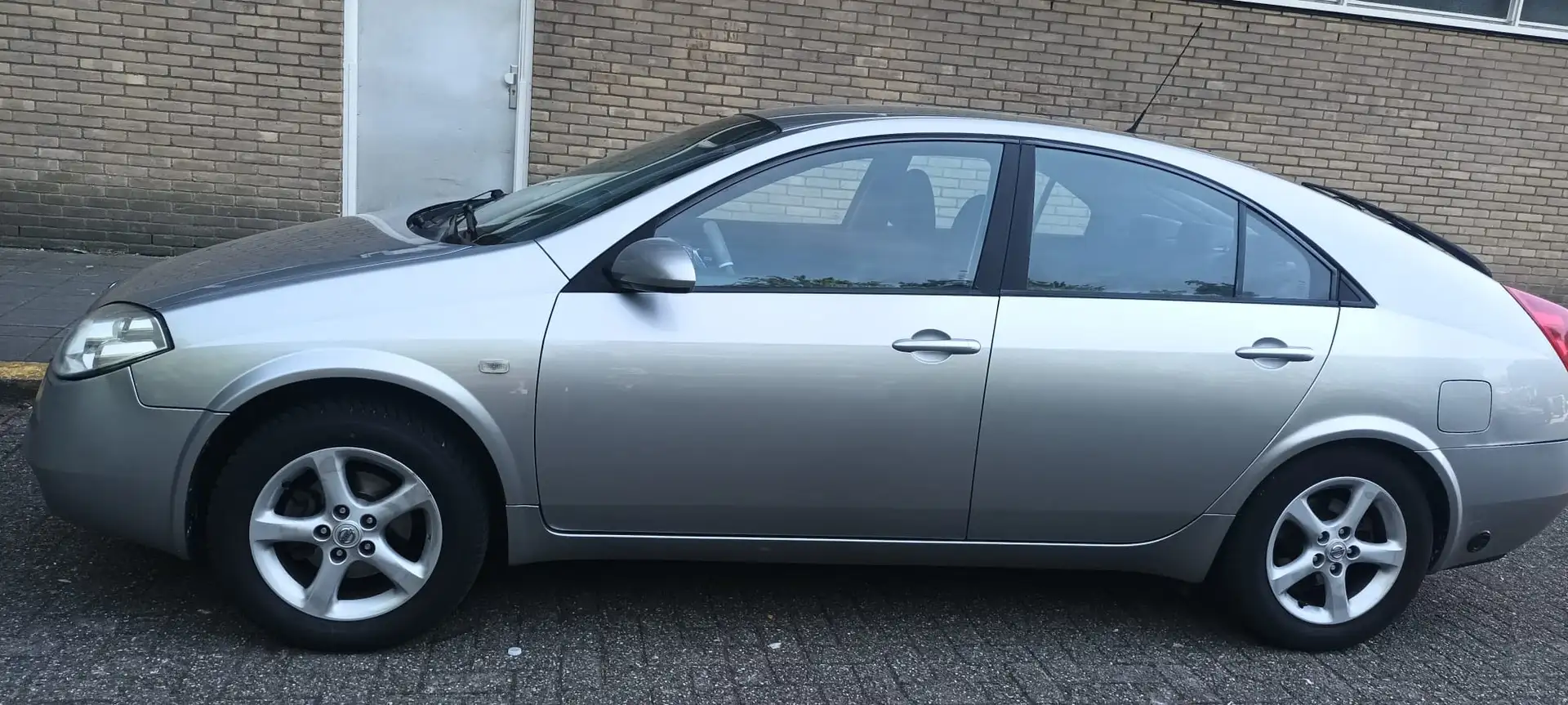 Nissan Primera 1.8 Visia Gris - 1