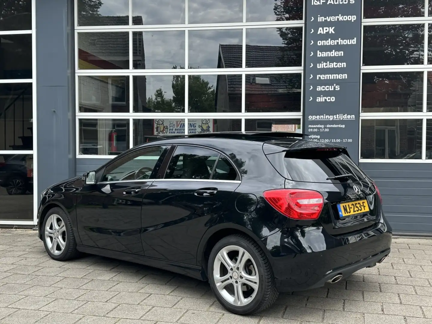 Mercedes-Benz A 180 Prestige Panoramdak Ecc Pdc Navi Zwart - 2