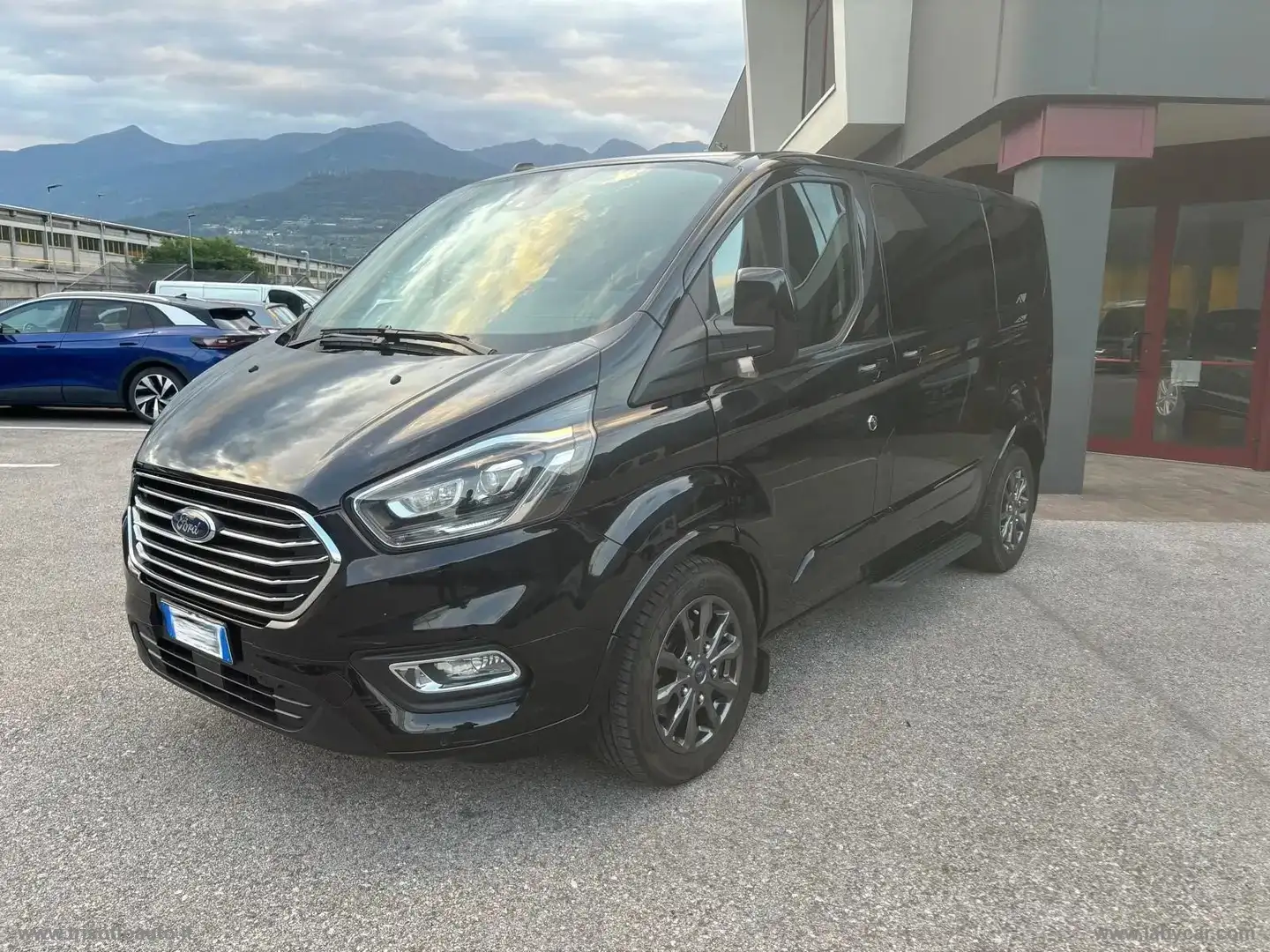 Ford Tourneo Custom 320 2.0 EcoB 185CV MHEV 8 POSTI Noir - 2