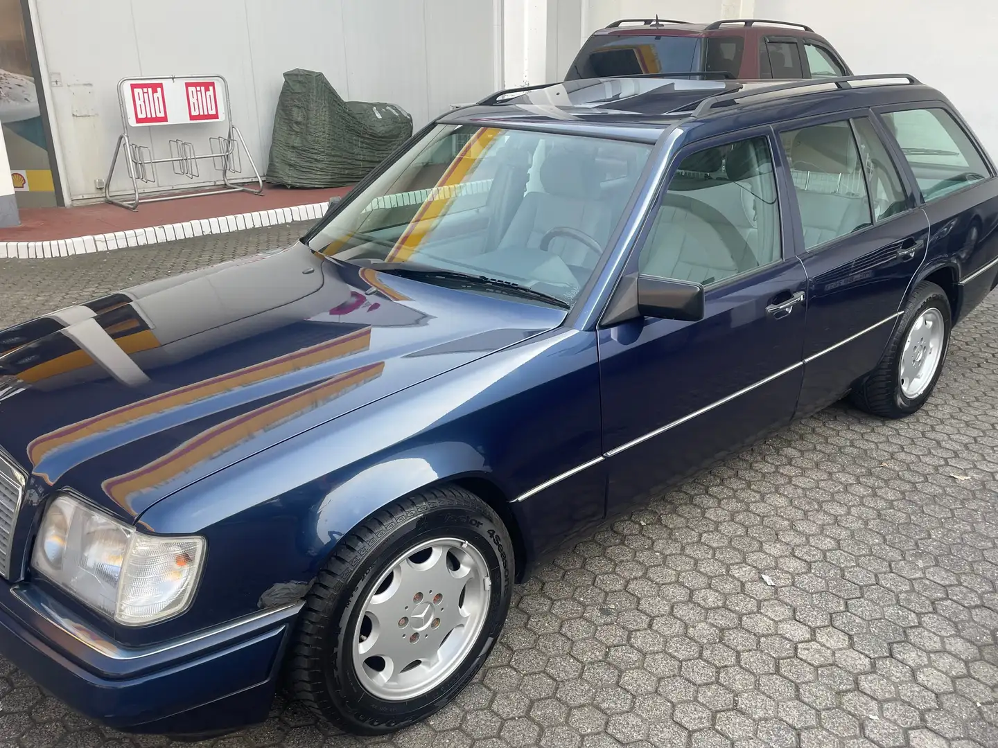 Mercedes-Benz E 250 T D Automat.SSD. 1 Hand .DPF. Blau - 1