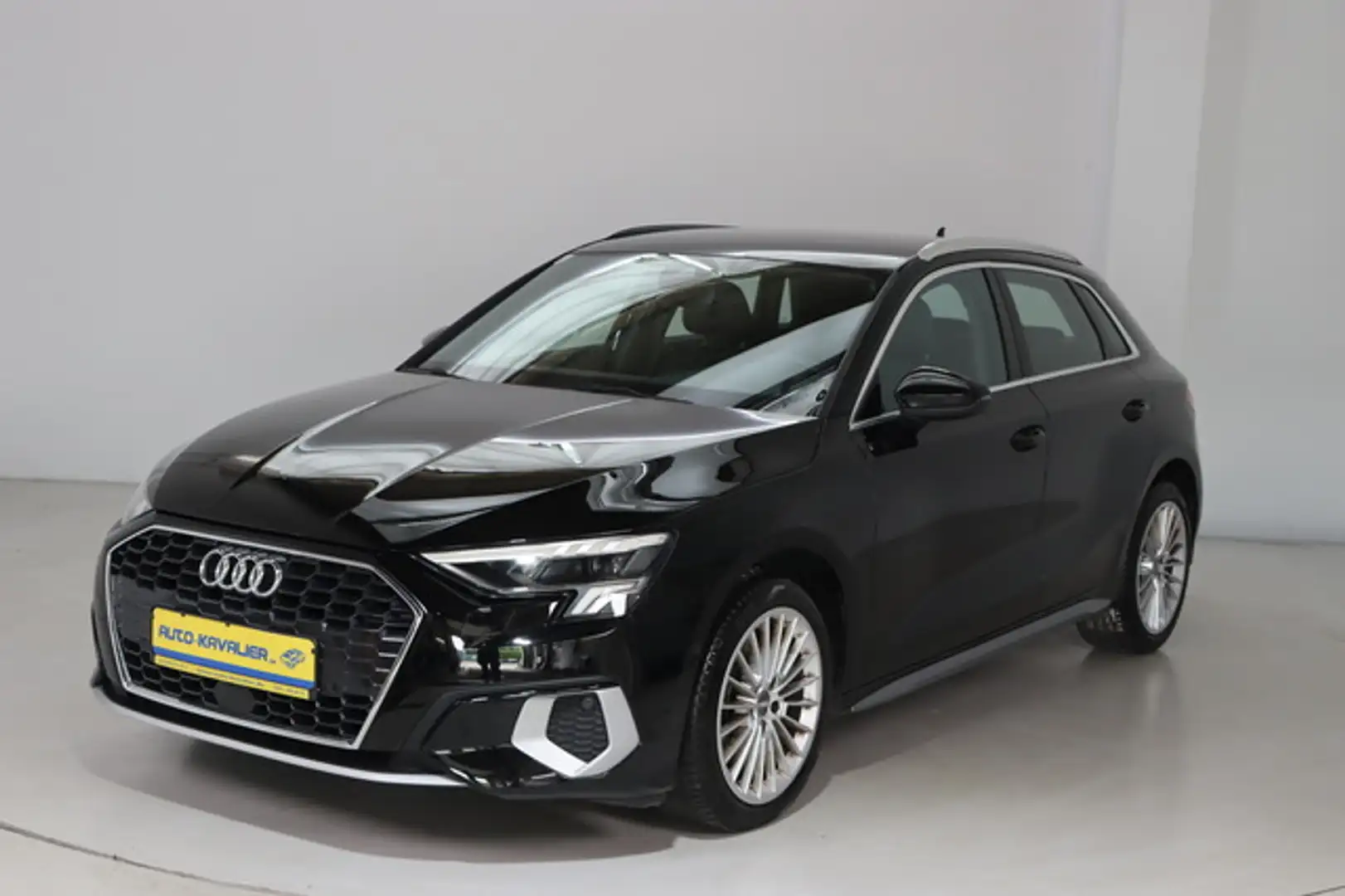 Audi A3 30 TDI Sportback LED * Sitzhzg * PDC crna - 1
