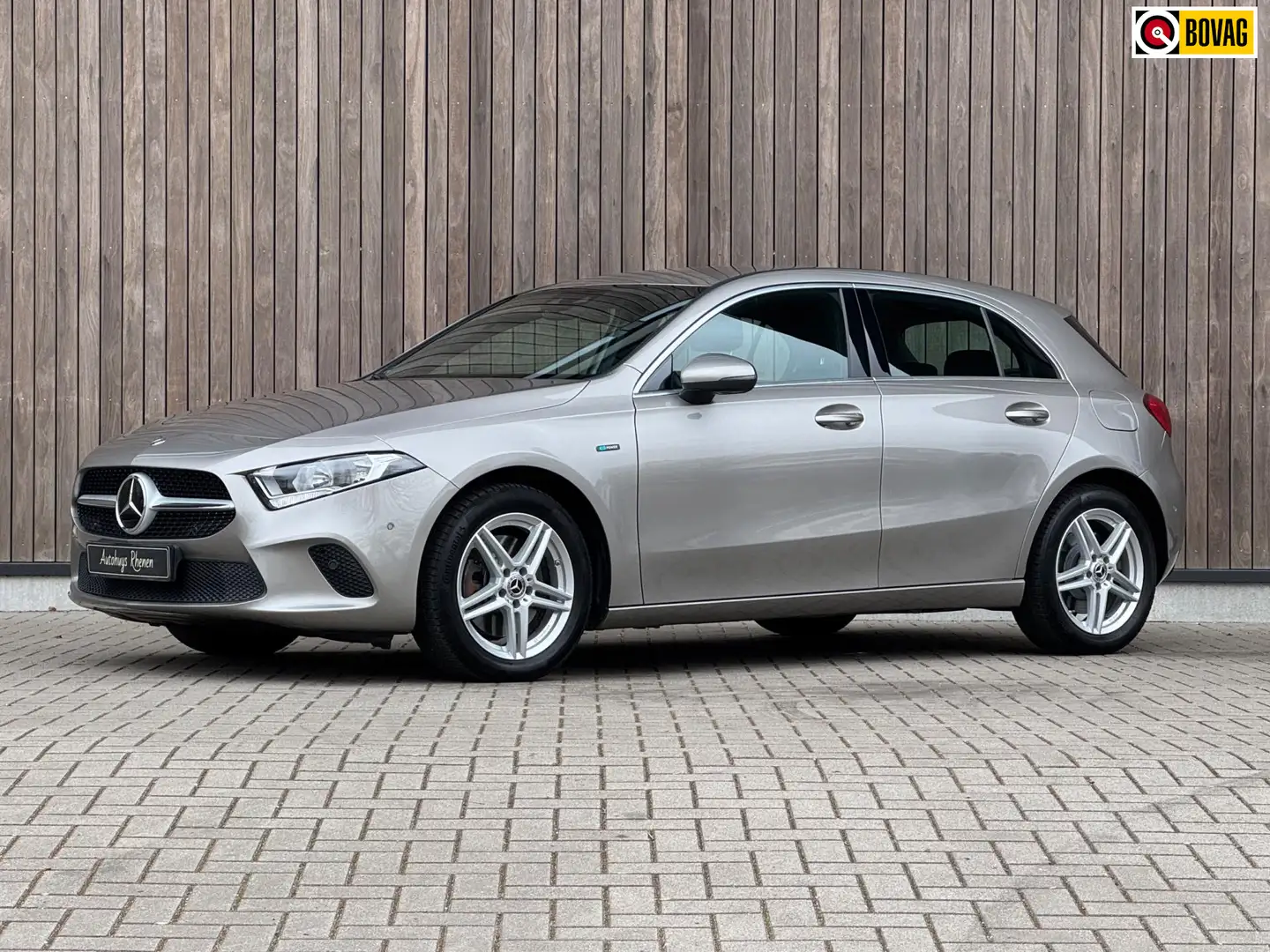 Mercedes-Benz A 250 e Premium / Dodehoek / Leder / Beige - 1