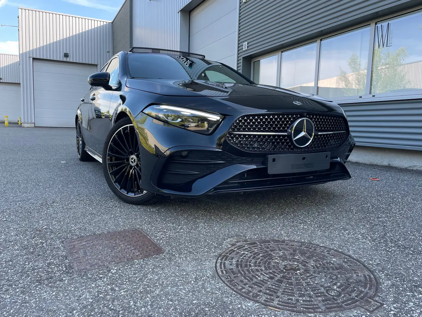 Mercedes-Benz A 180 *AMG*PANO*BURMESTER*HEADUP*KEYLESS*NEW MODEL* Zwart - 1
