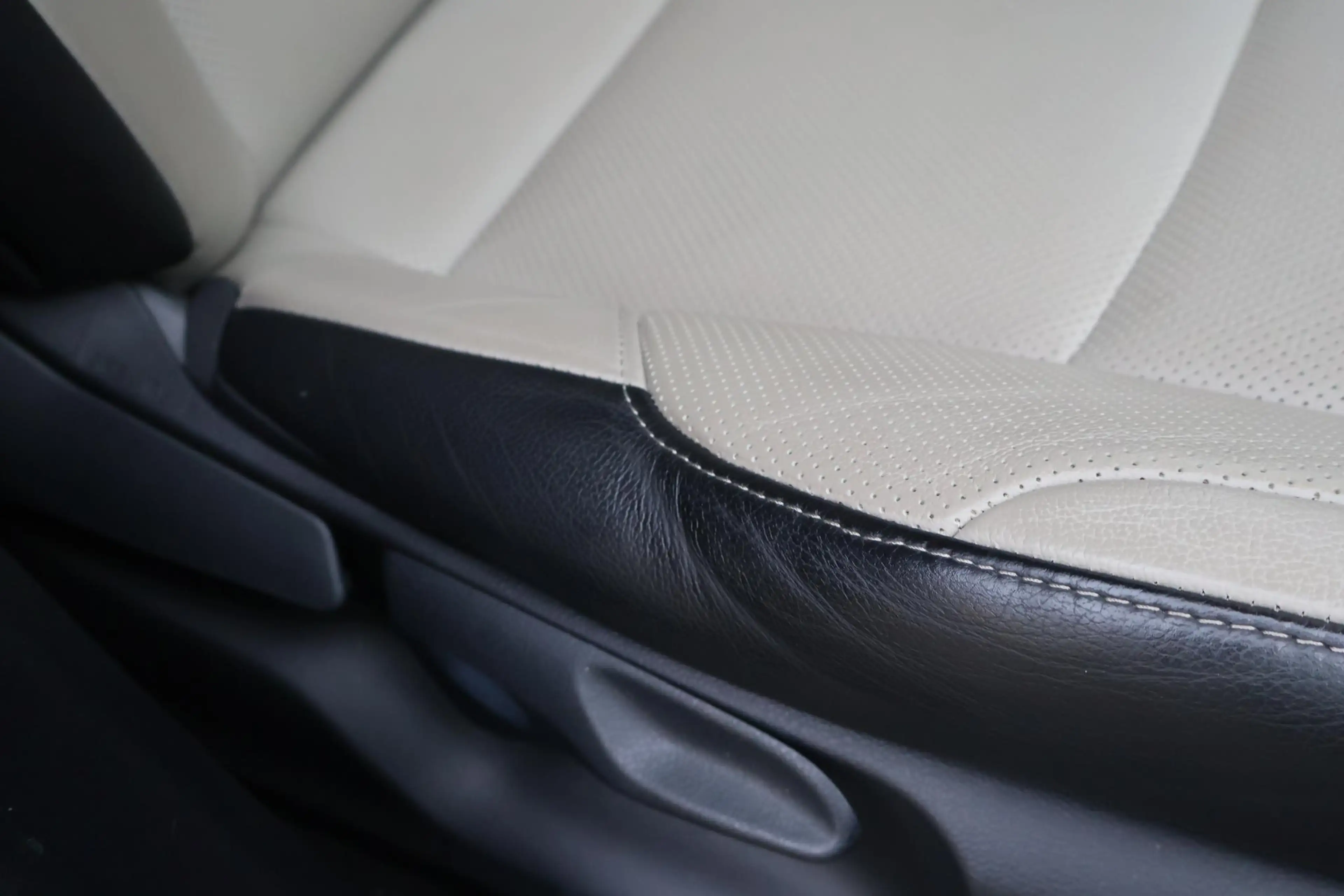 Toyota C-HR 2.0 Hybrid Bi-Tone LED STOEL&STUURVERW DOEDEHOEK D — photo 24