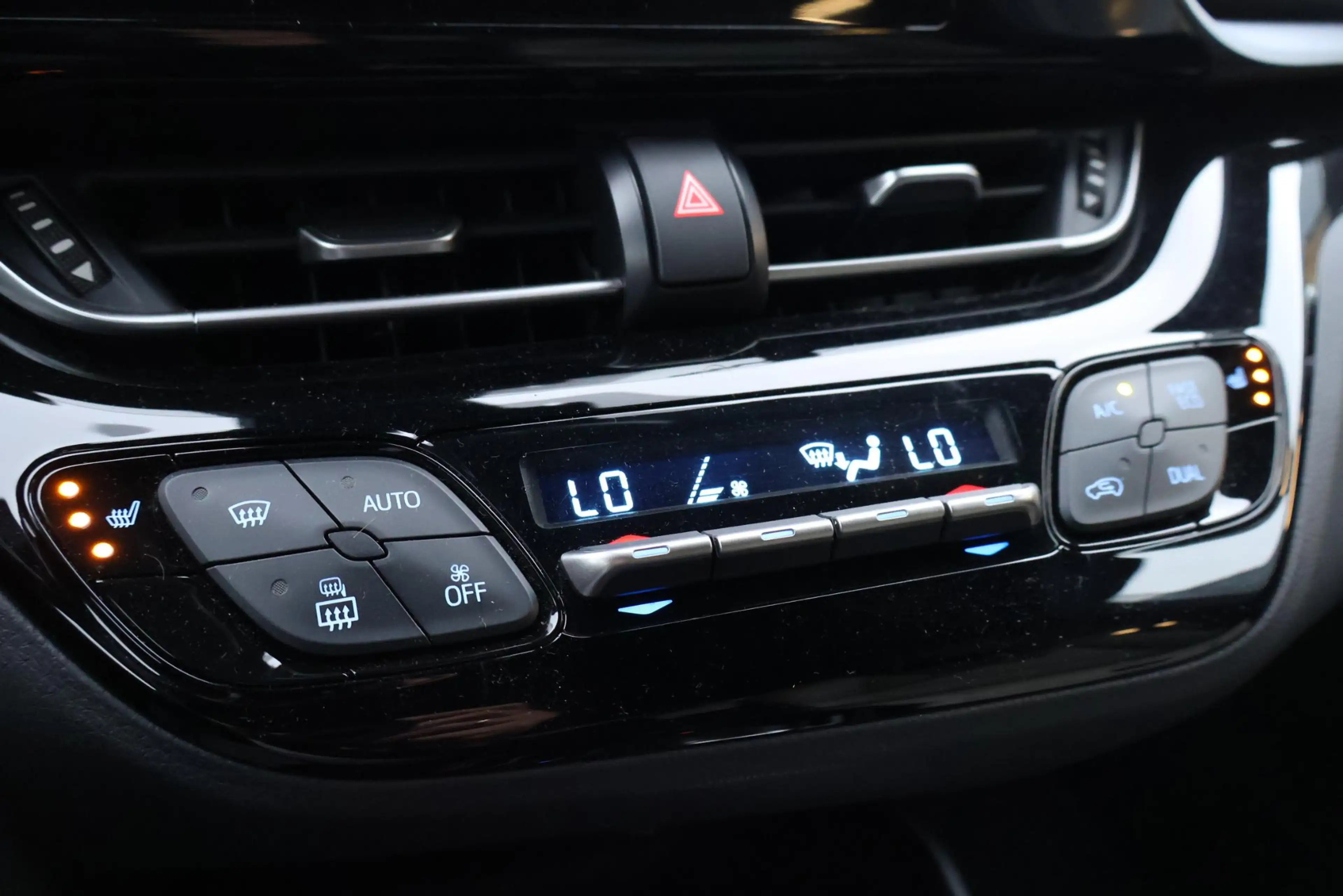 Toyota C-HR 2.0 Hybrid Bi-Tone LED STOEL&STUURVERW DOEDEHOEK D — photo 17