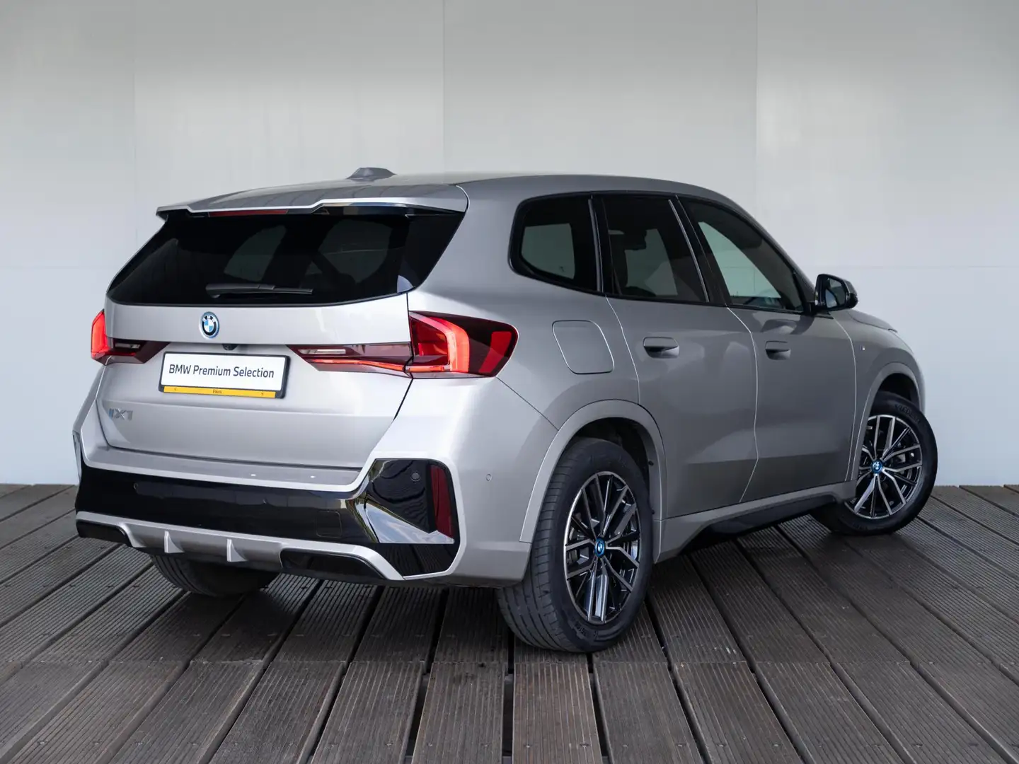 BMW iX1 xDrive30 | M Sportpakket | Verwarmd Stuurwiel | Ac Grijs - 2