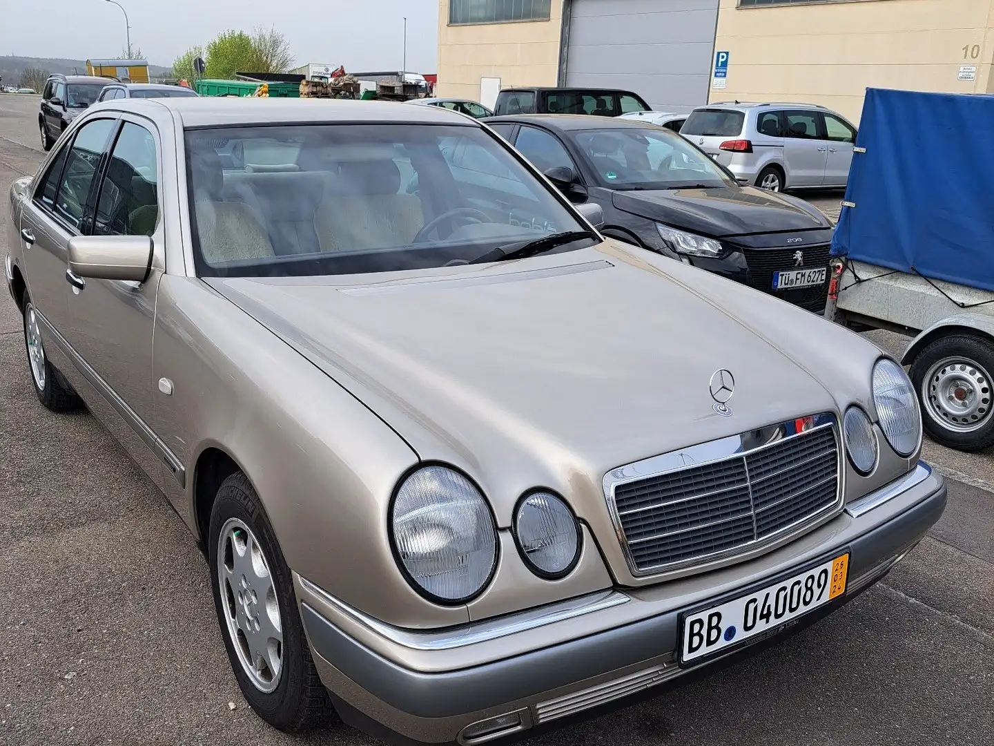 Mercedes-Benz E 200 Elegance Złoty - 2