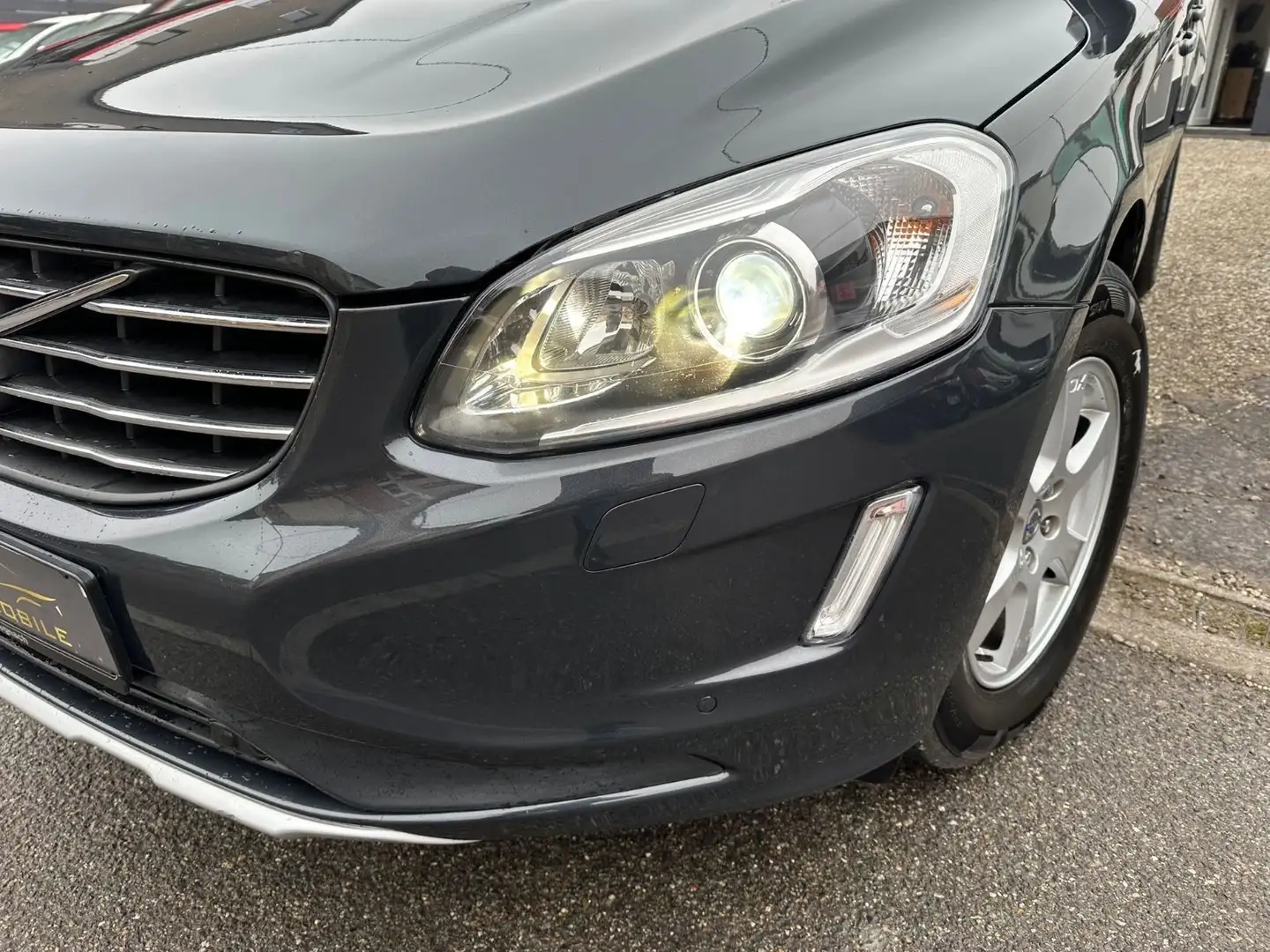 Volvo XC60 Momentum 2WD*2Hand*Automatik*EURO6* Grau - 2