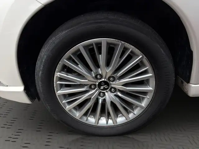 Mitsubishi Outlander view 8