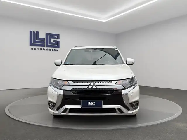 Mitsubishi Outlander view 3