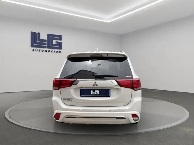 Mitsubishi Outlander view 6
