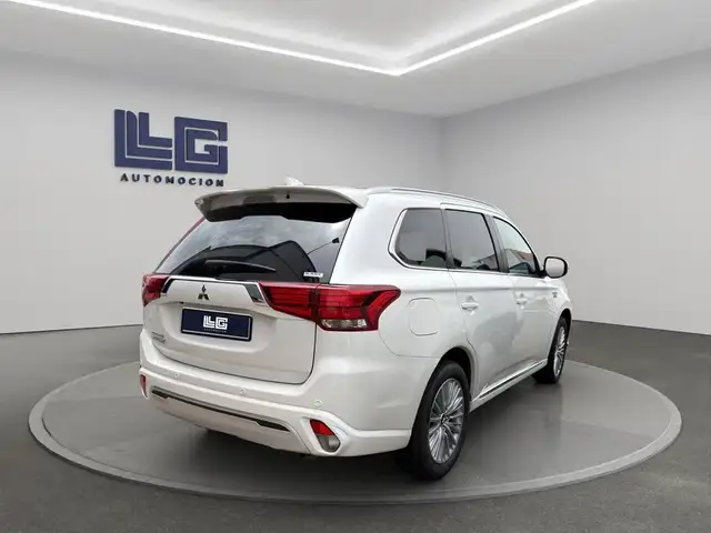 Mitsubishi Outlander view 5