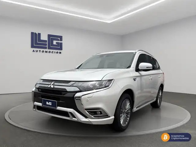 Mitsubishi Outlander view 2