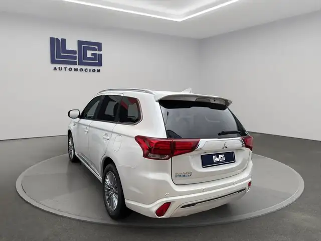 Mitsubishi Outlander view 9