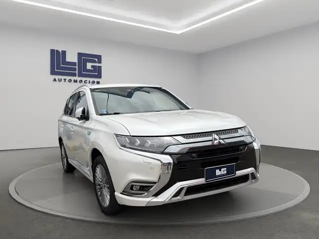 Mitsubishi Outlander view 4