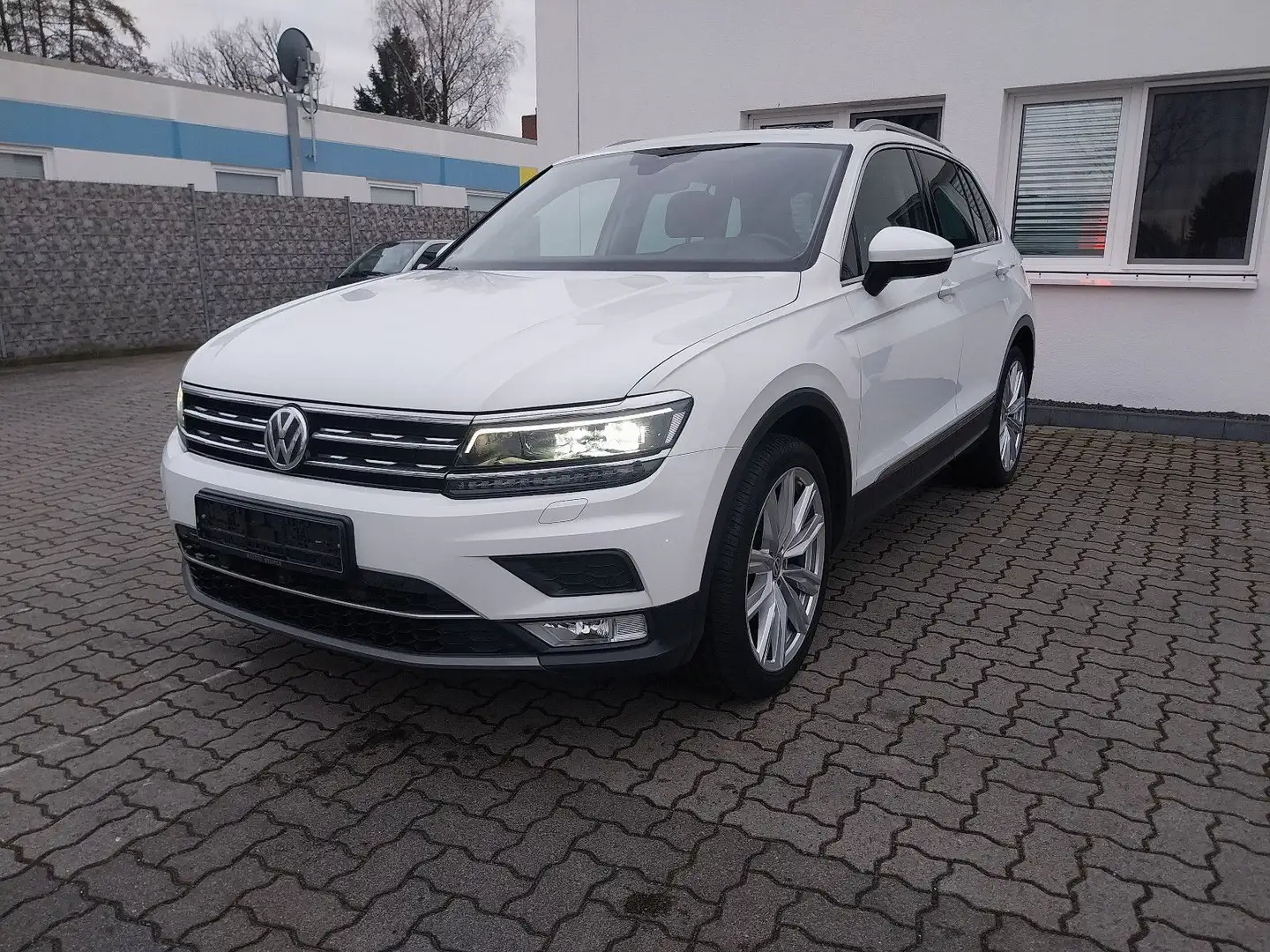 Volkswagen Tiguan 2.0 TDI BMT 4Motion*Leder*OpenSky*Navi* Weiß - 1