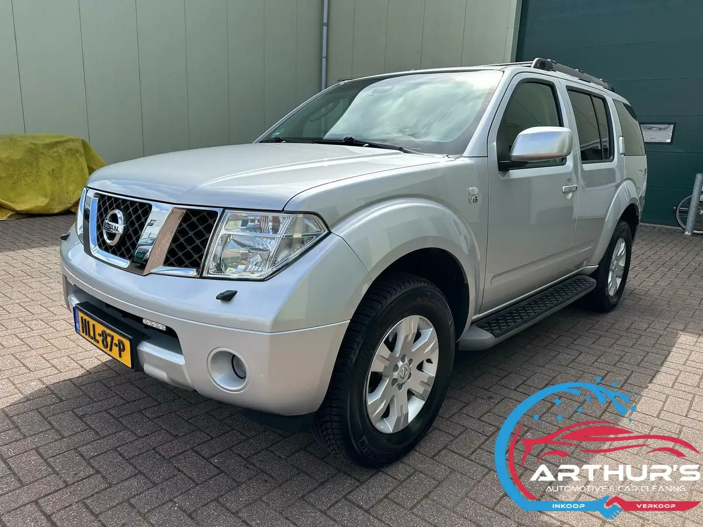 Nissan Pathfinder 4.0 V6 LE Premium IT 7-Persoons Youngtimer Gris - 1