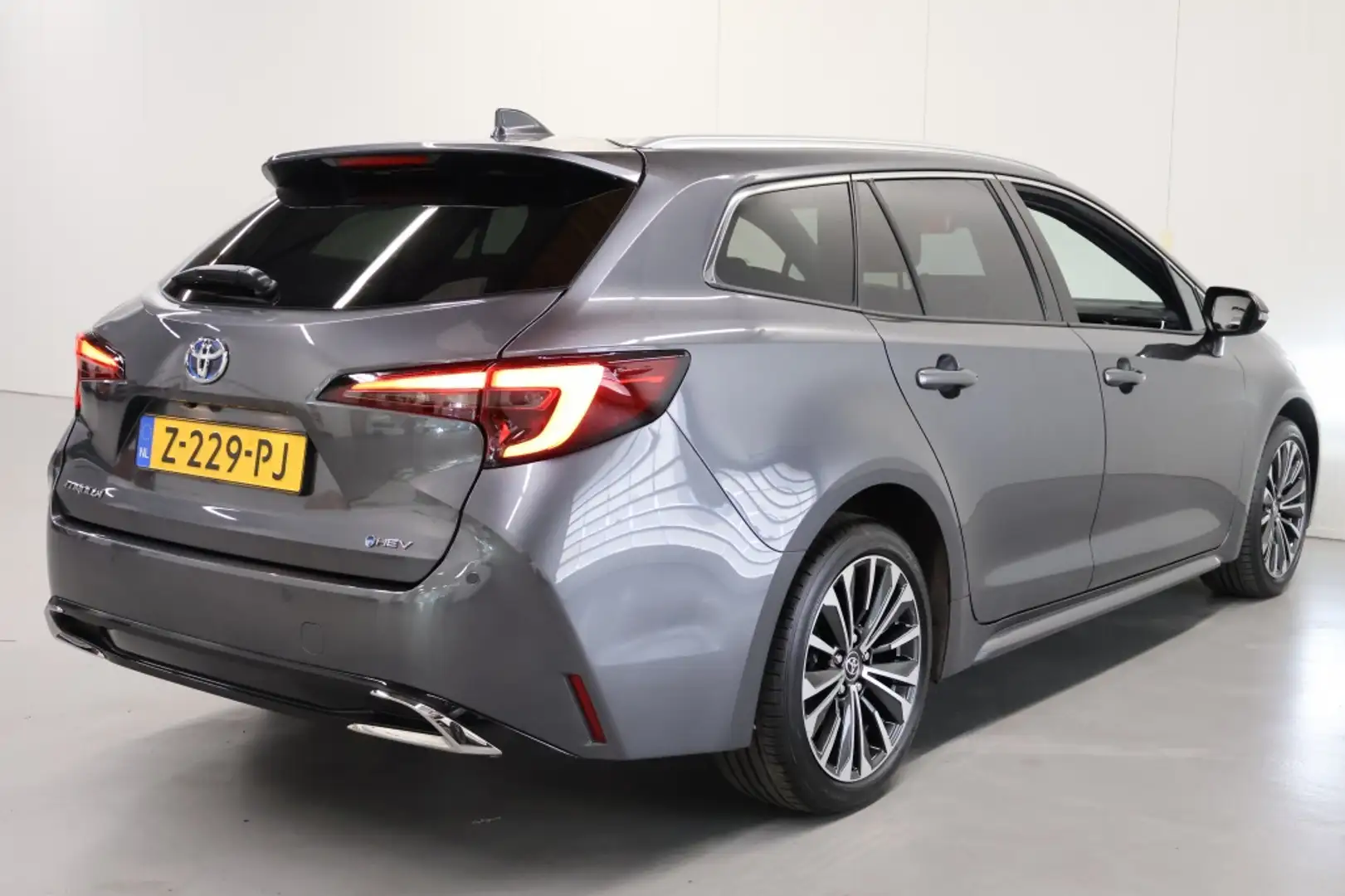 Toyota Corolla Touring Sports Hybrid 140 Dynamic Grijs - 2
