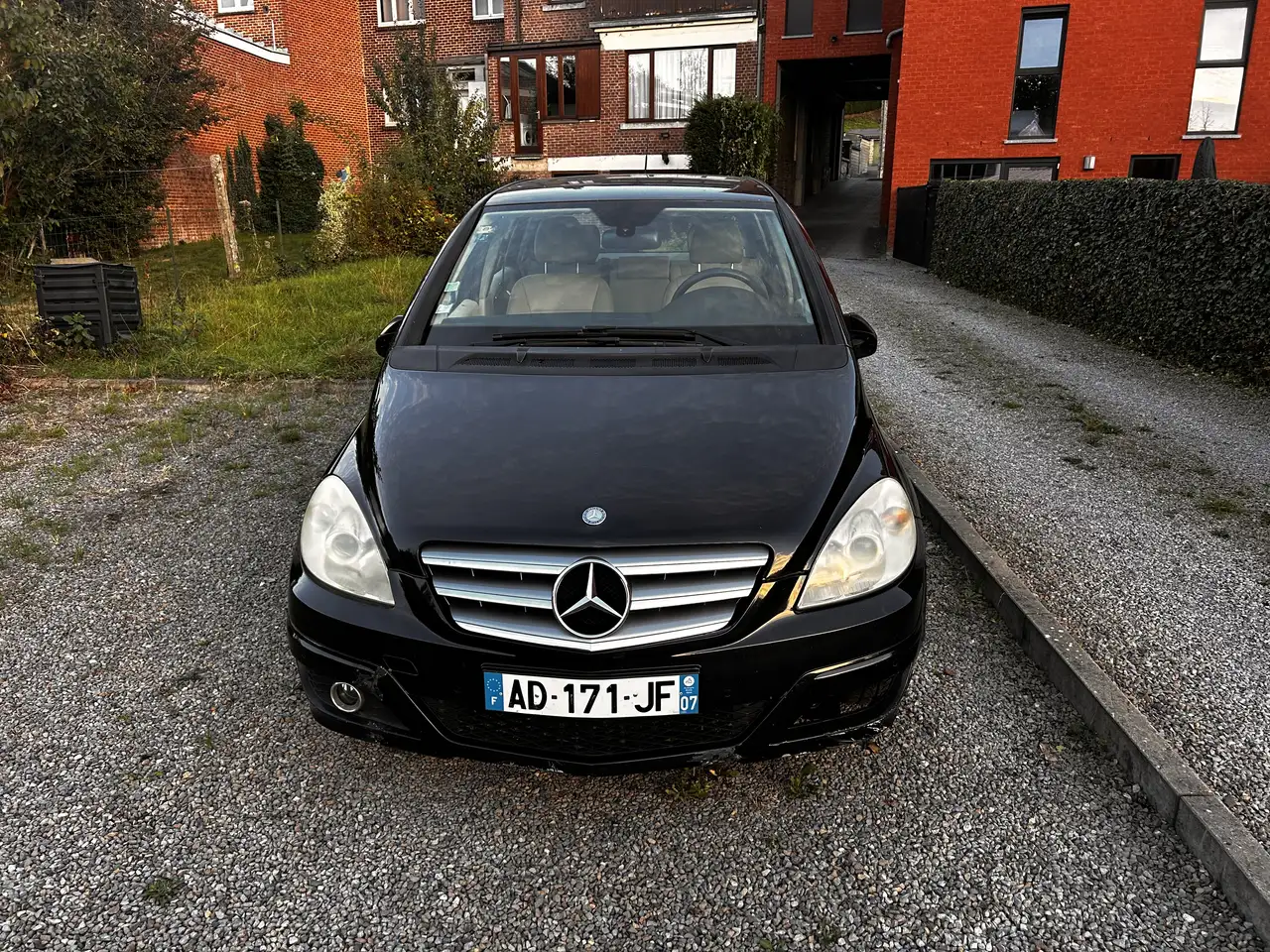 Mercedes-Benz B 180