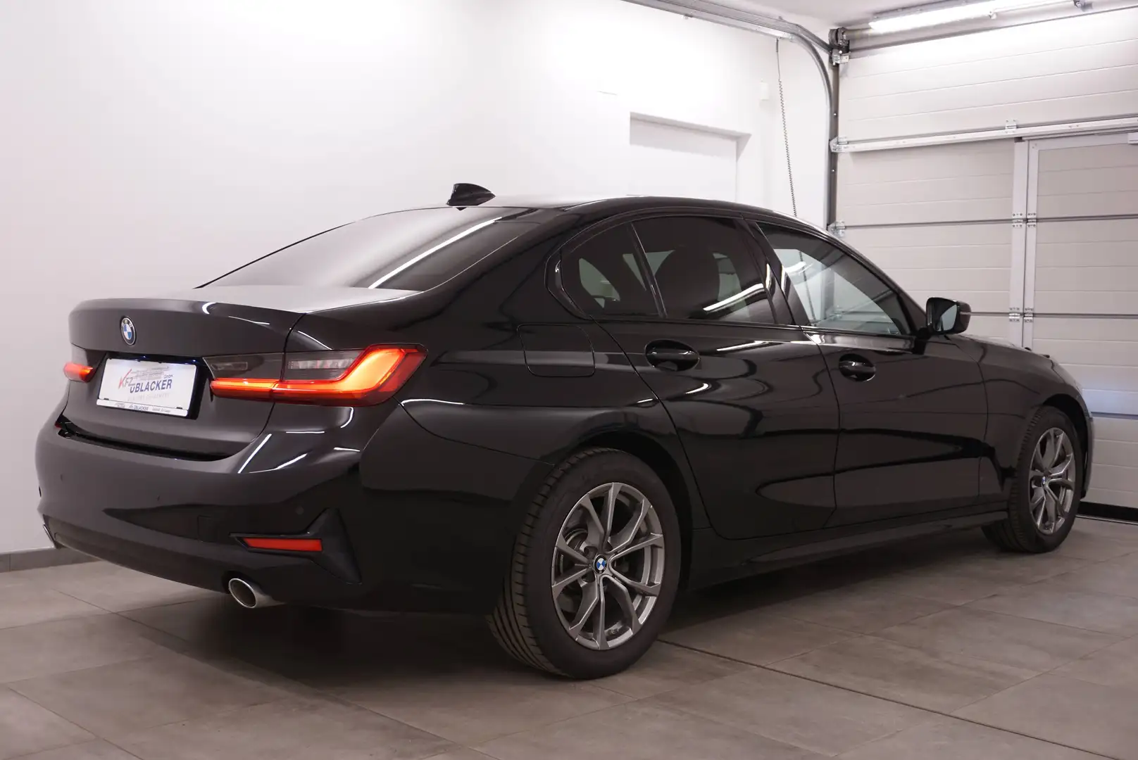 BMW 318 d Sport Line // shadow line // Ambientebeleuchtung Schwarz - 2