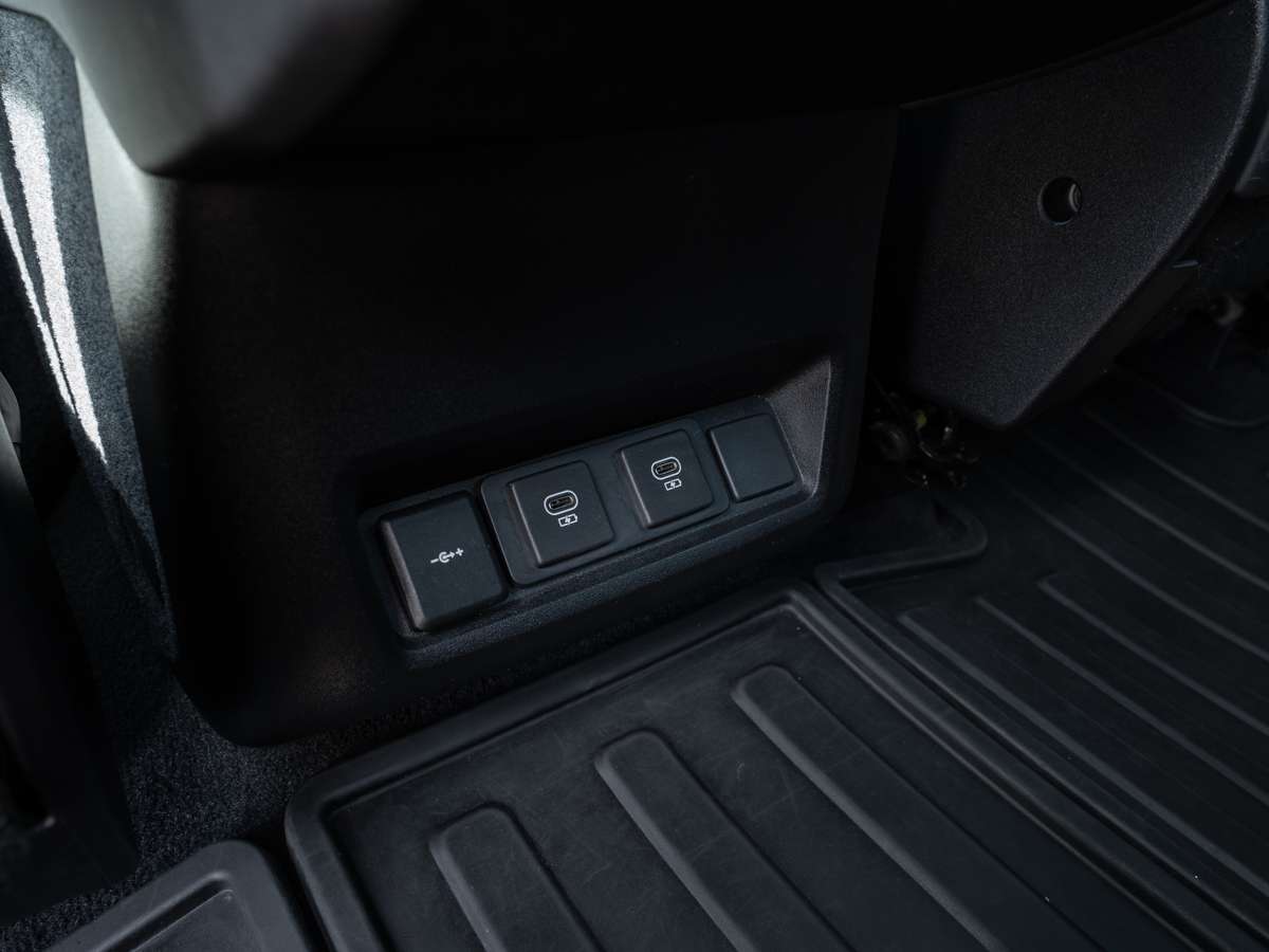 2023 Land Rover Unspecified P360 R-DYNAMIC HSE thumb 16