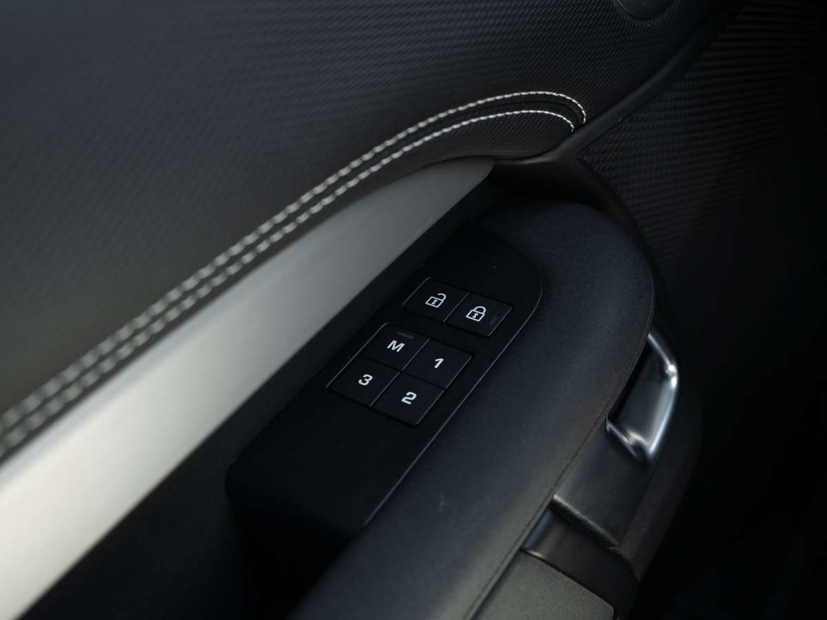 2023 Land Rover Unspecified P360 R-DYNAMIC HSE thumb 11