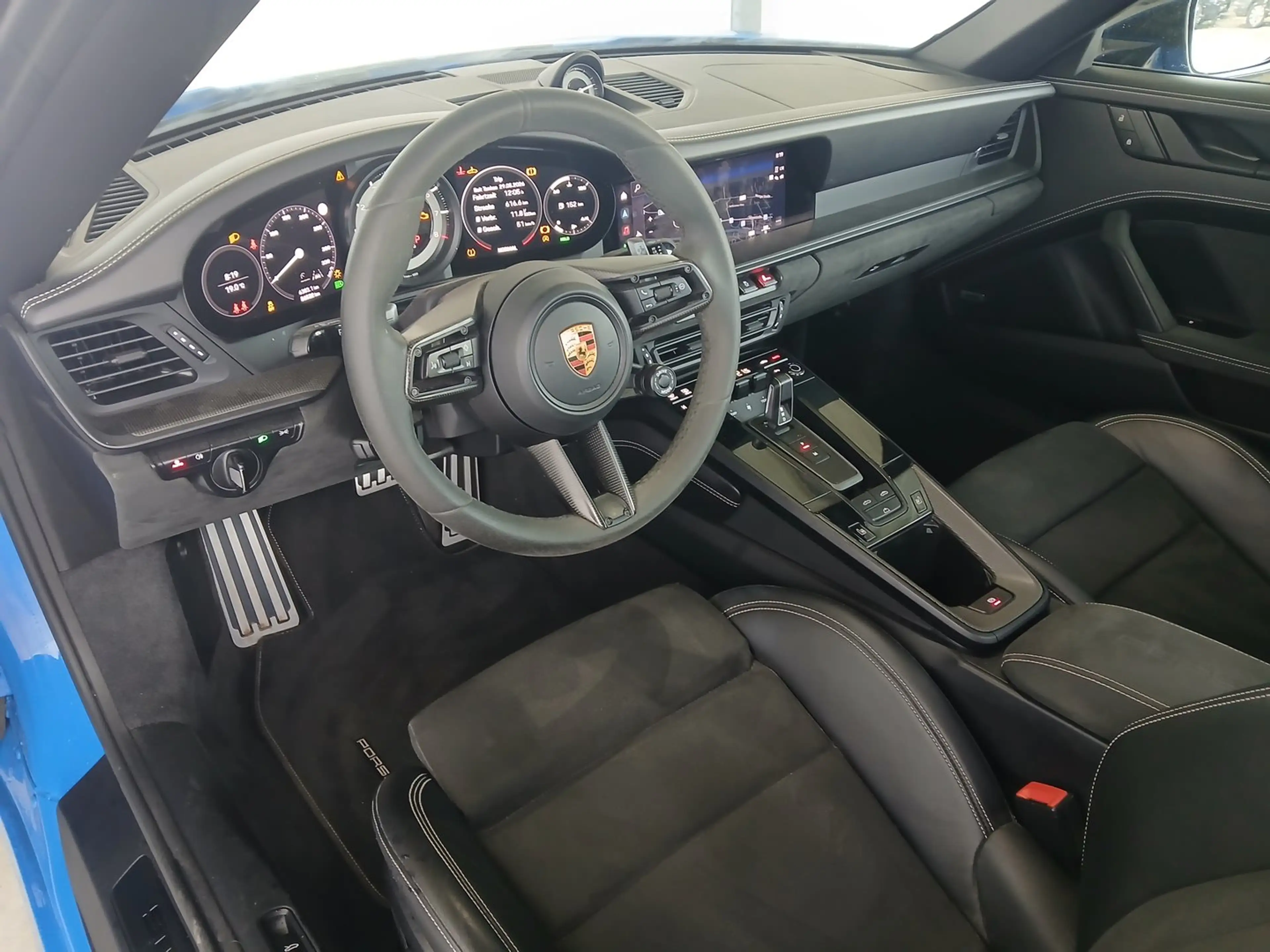 Porsche 911 Carrera GTS Cabriolet — photo 12