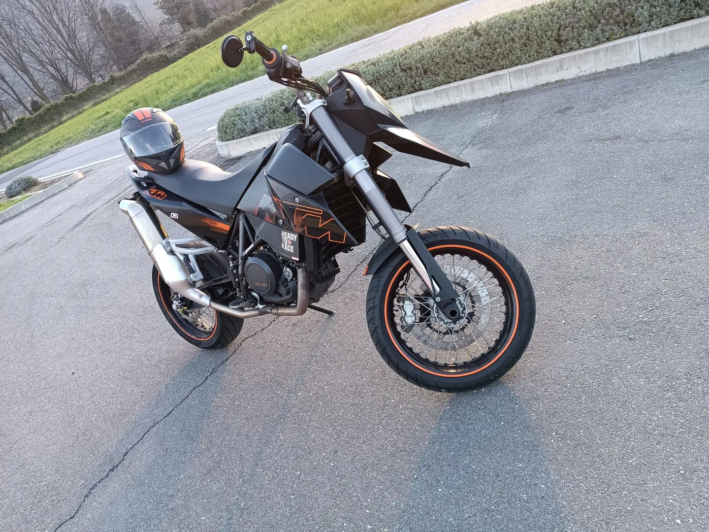 KTM 690 Supermoto crna - 2