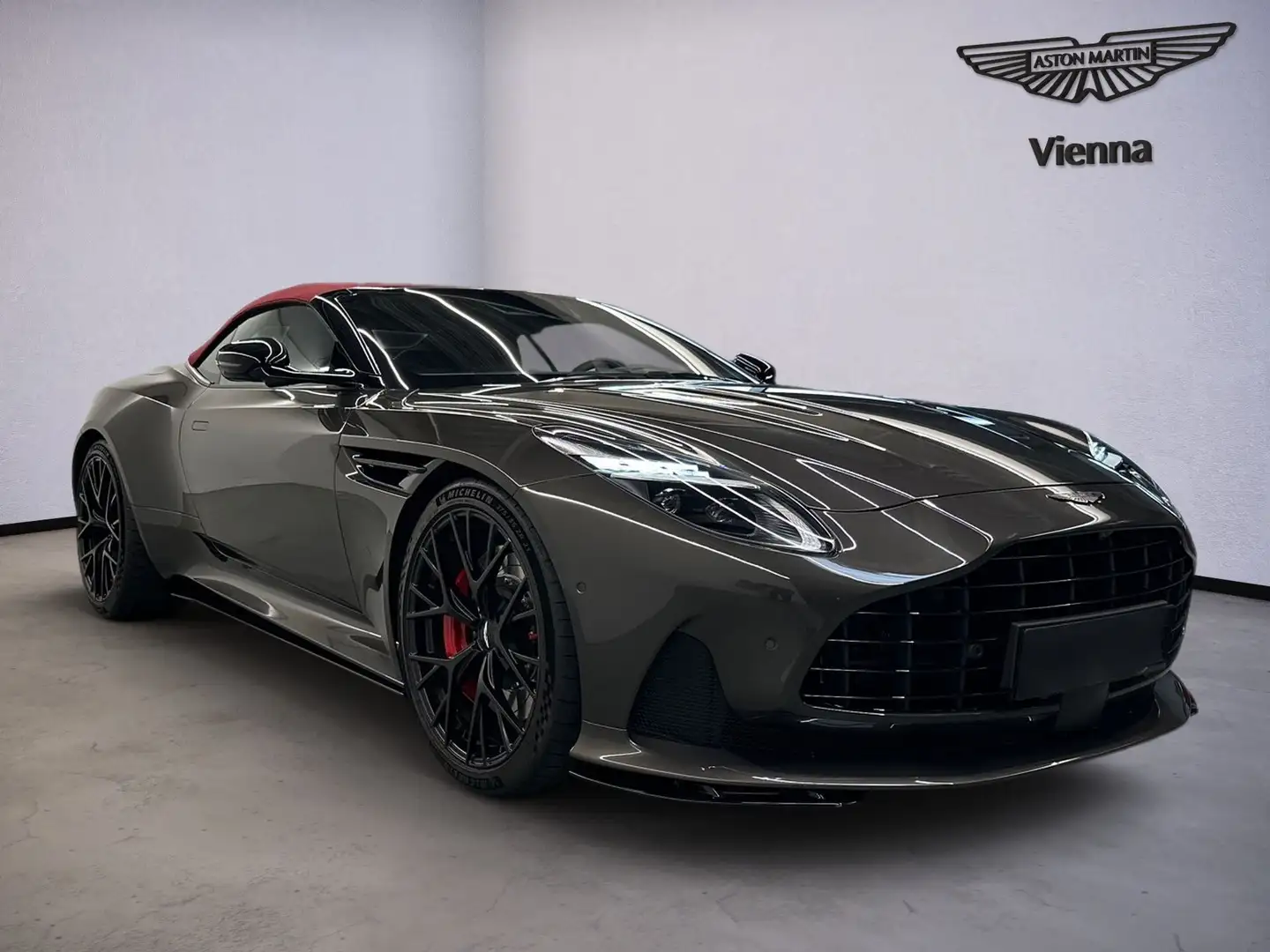 Aston Martin DB12 Volante / Q-Cumberland Grey / Havana TAN / CF / Grau - 2