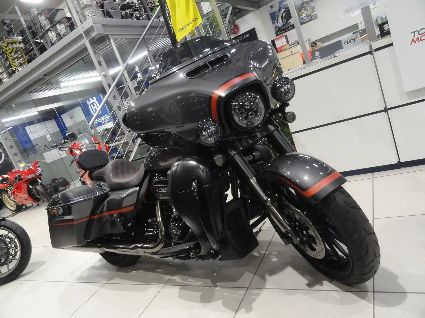 Harley-Davidson Street Glide CVO 117 c.i. Grigio - 2