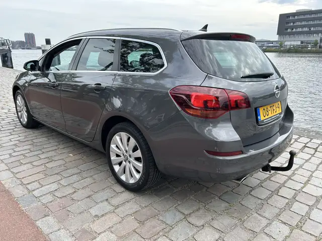 Opel Astra view 5