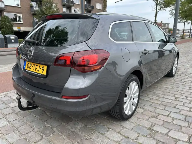 Opel Astra view 2