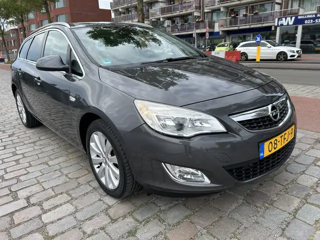 Opel Astra view 4