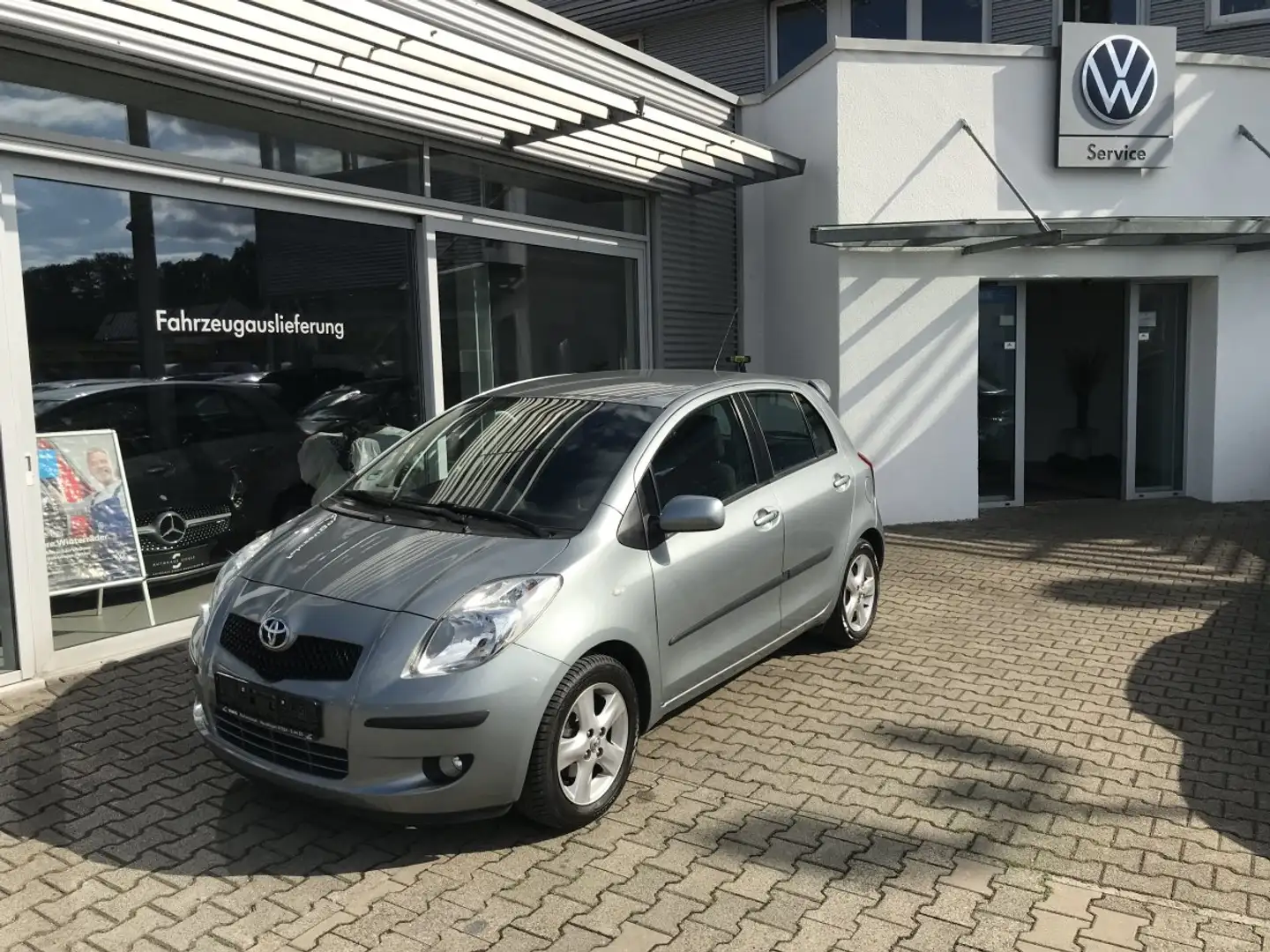 Toyota Yaris 1,3 Executive Automatik Klimaautomatik*Einparkhilf Gris - 1