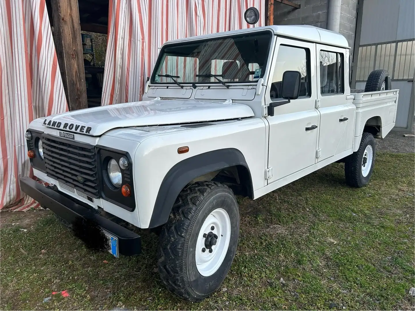 Land Rover Defender - 1