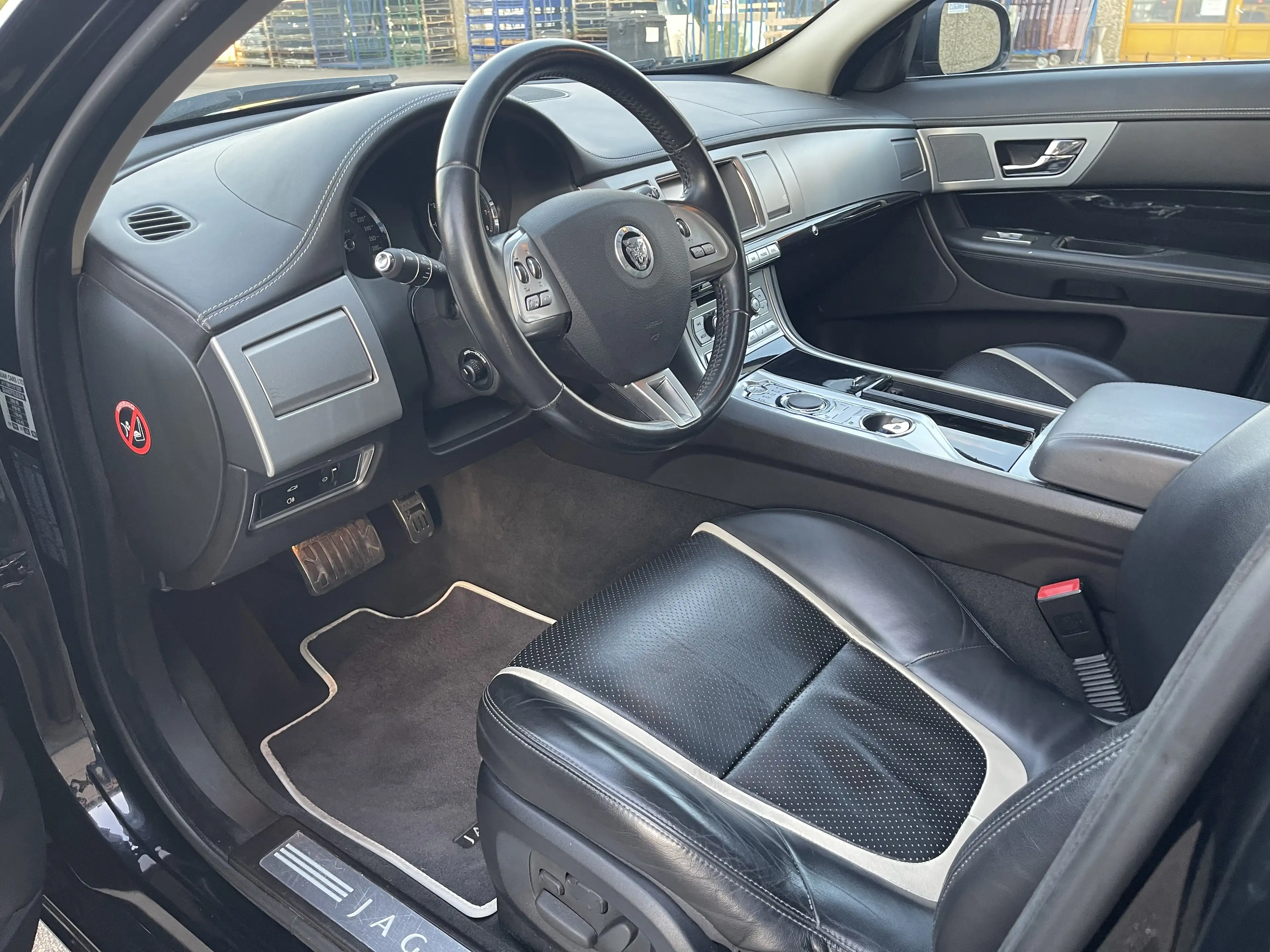 Jaguar XF 5.0 V8 Portfolio Limousine Voll S-Heft 20 Zoll Top — photo 9